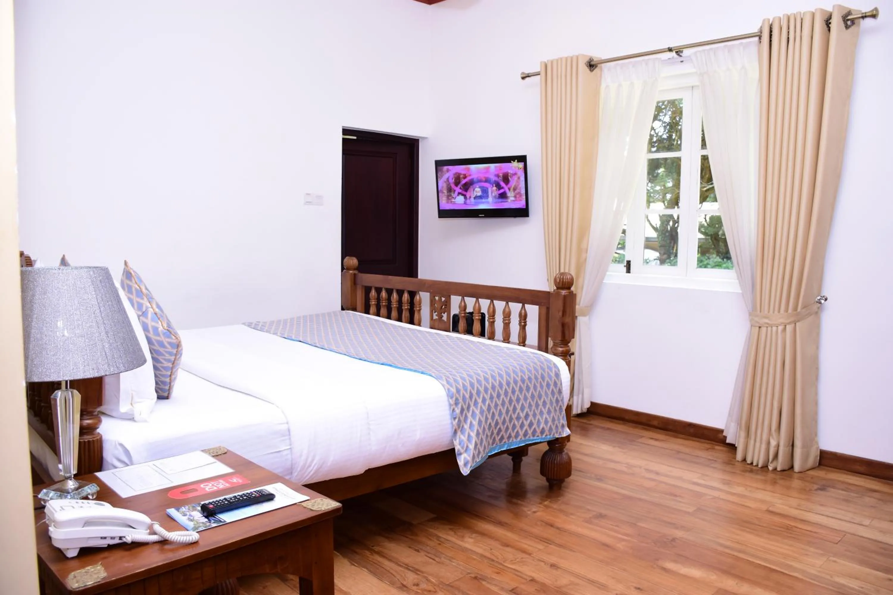 Bedroom, Bed in Mirage Kings Cottage