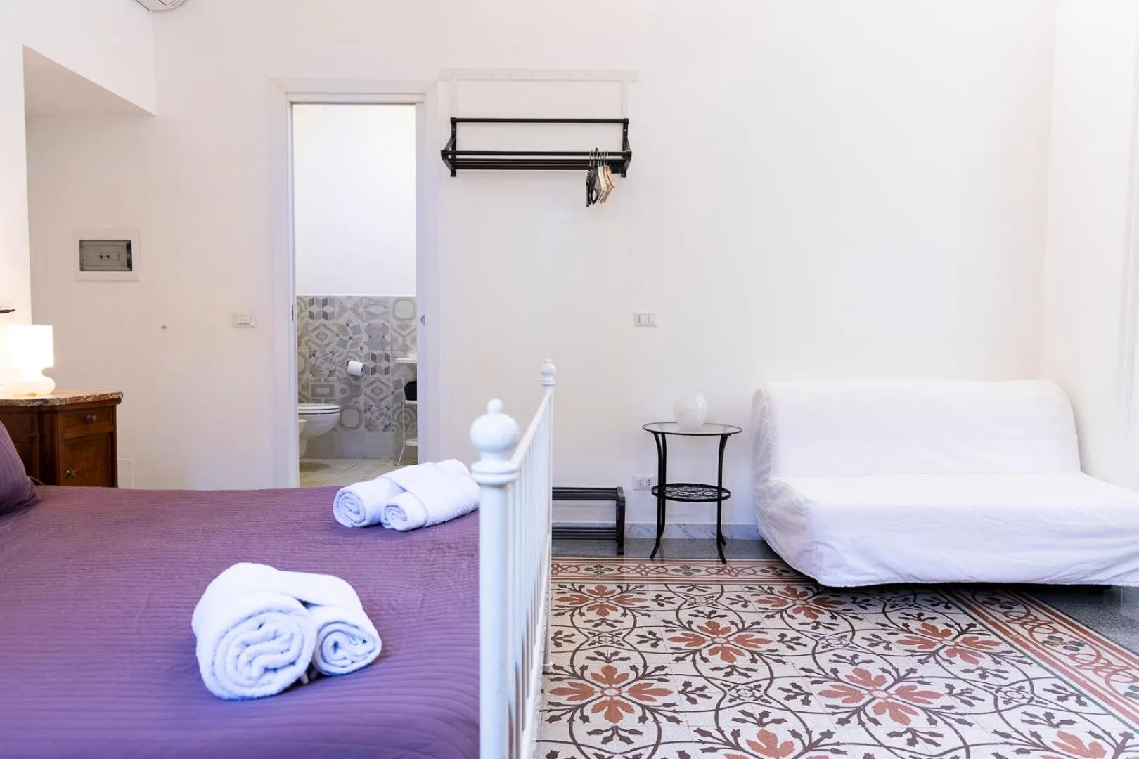 Bathroom, Bed in B&B Domus Aurea