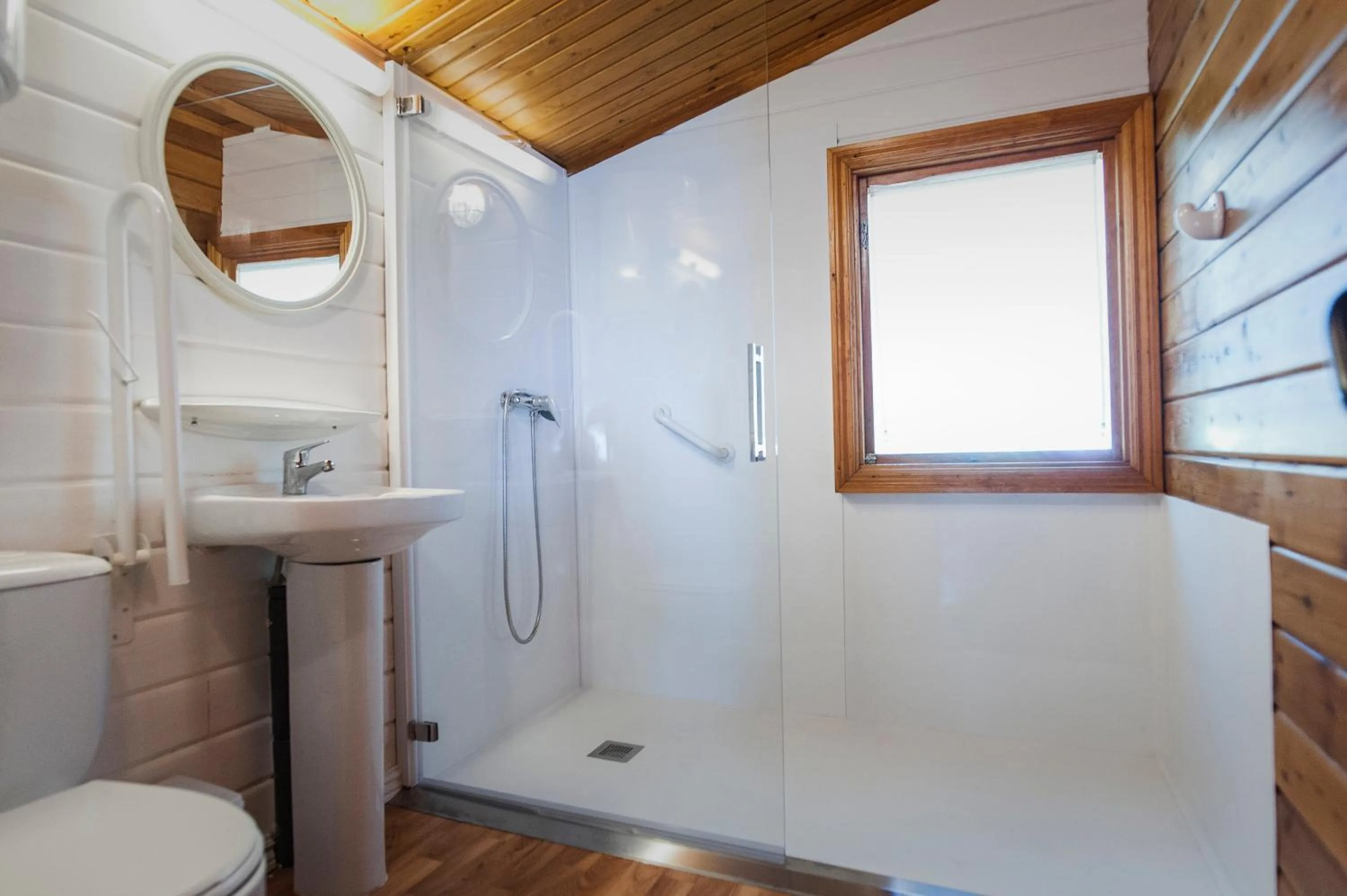 Shower in La Pedanía Hotel Y Bungalows - Ligüerre de Cinca