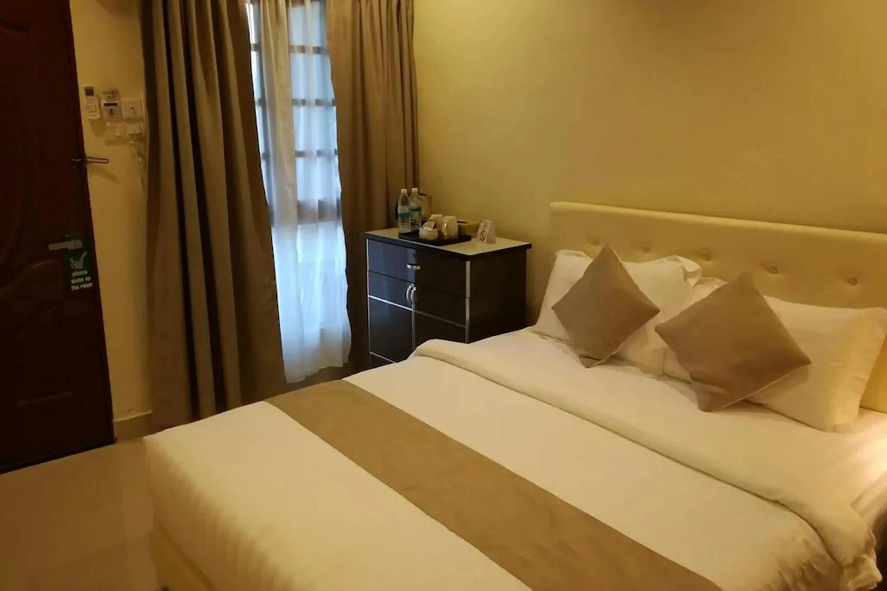 Bed in AlSafina Kijal Beach Resort & Restaurant