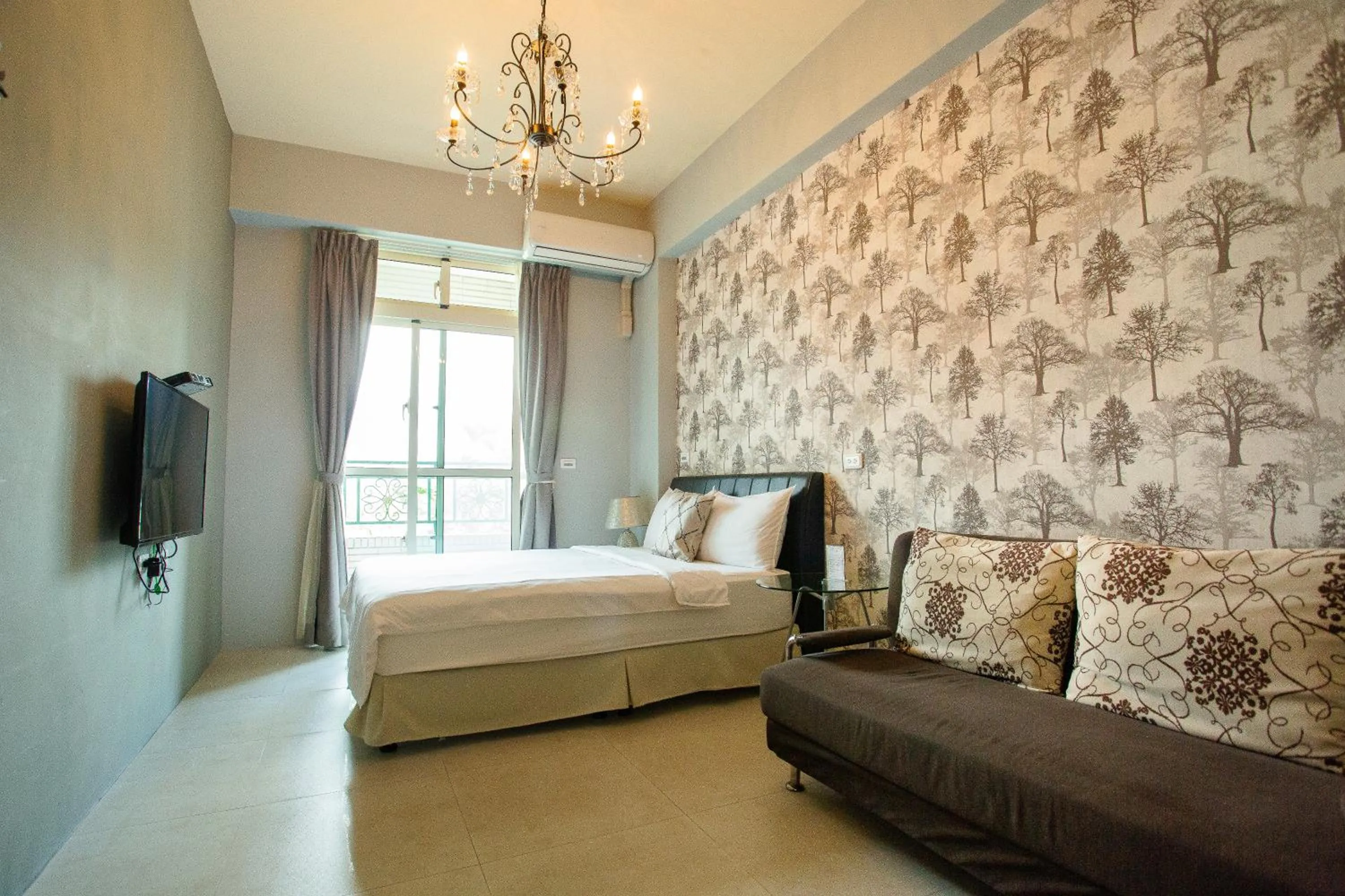 Photo of the whole room, Bed in Brownbnb