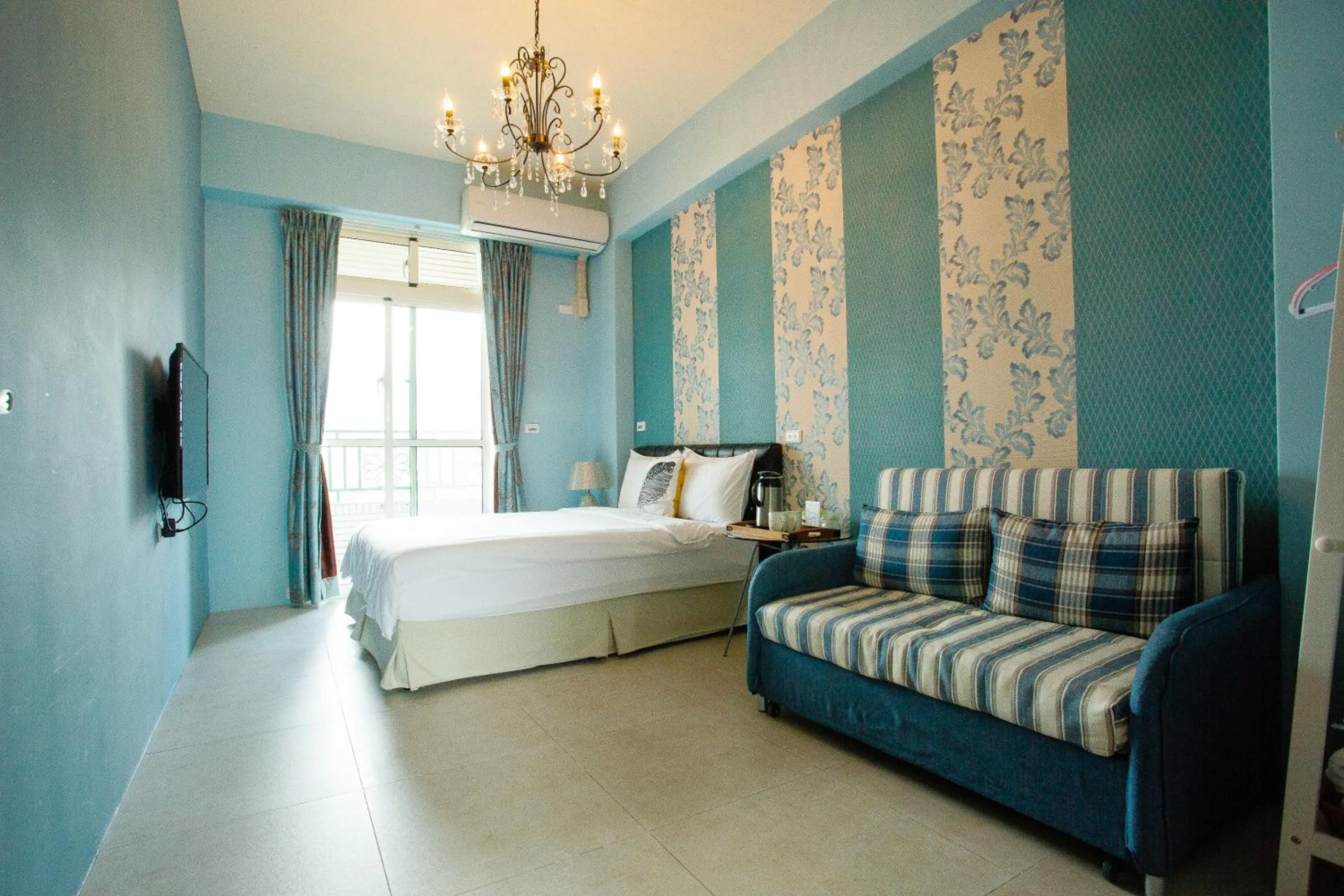 Photo of the whole room, Bed in Brownbnb