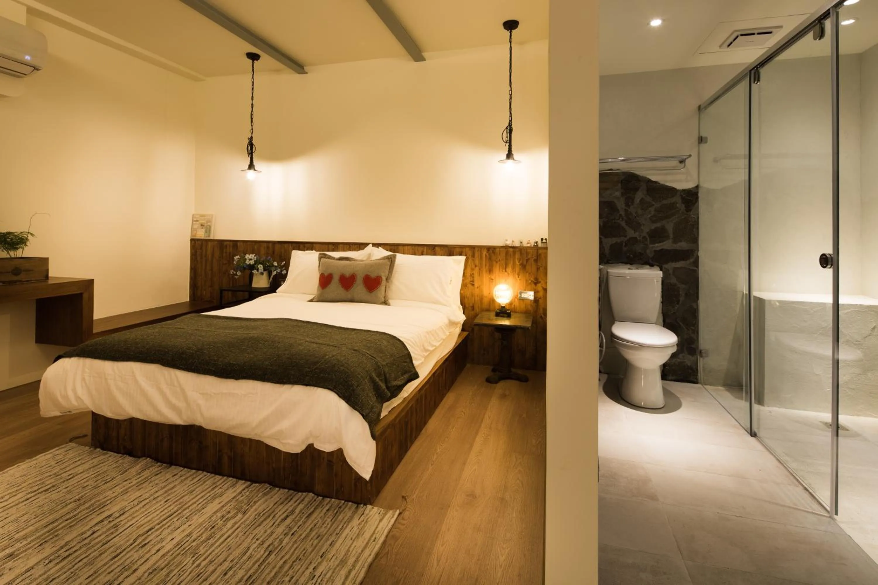 Bathroom, Bed in Haku Beach Days Inn