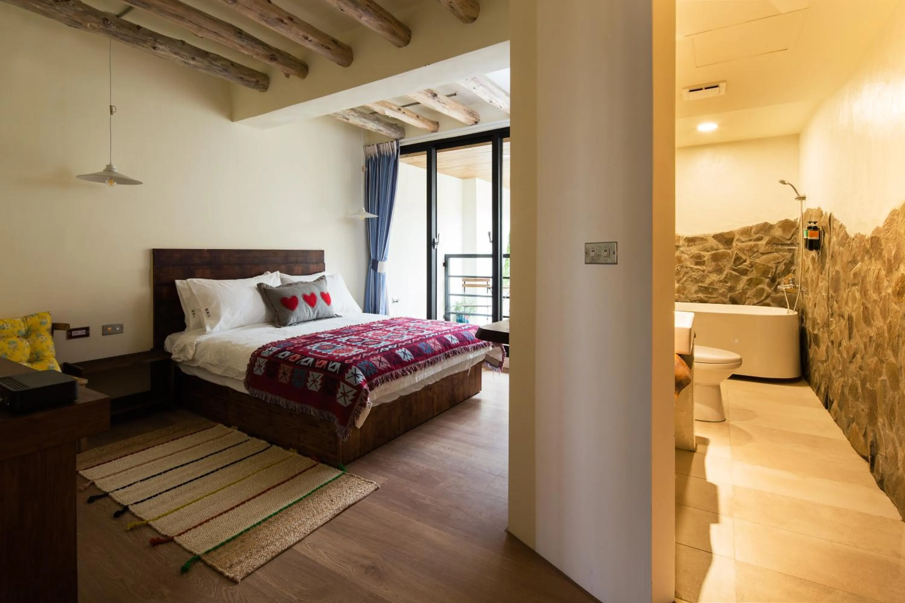 Bathroom, Bed in Haku Beach Days Inn