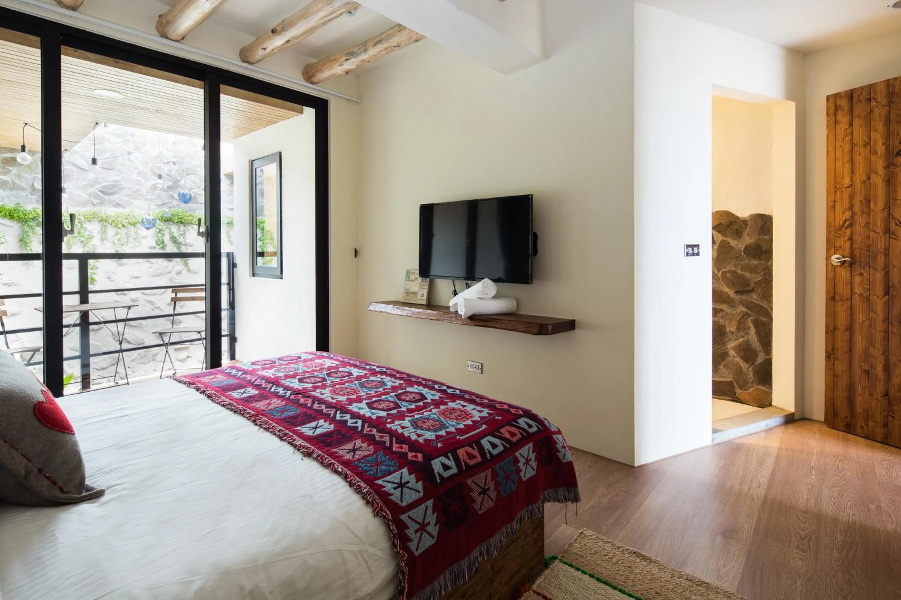 Patio, Bed in Haku Beach Days Inn