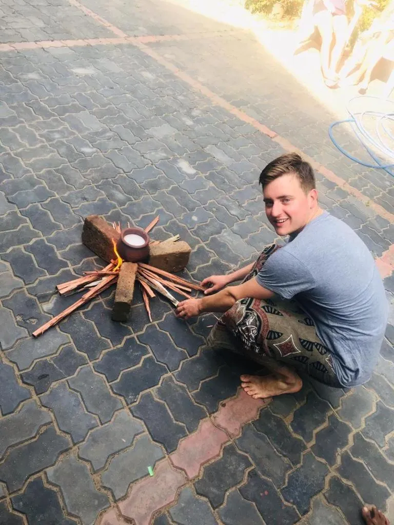 People in Ella My Inn