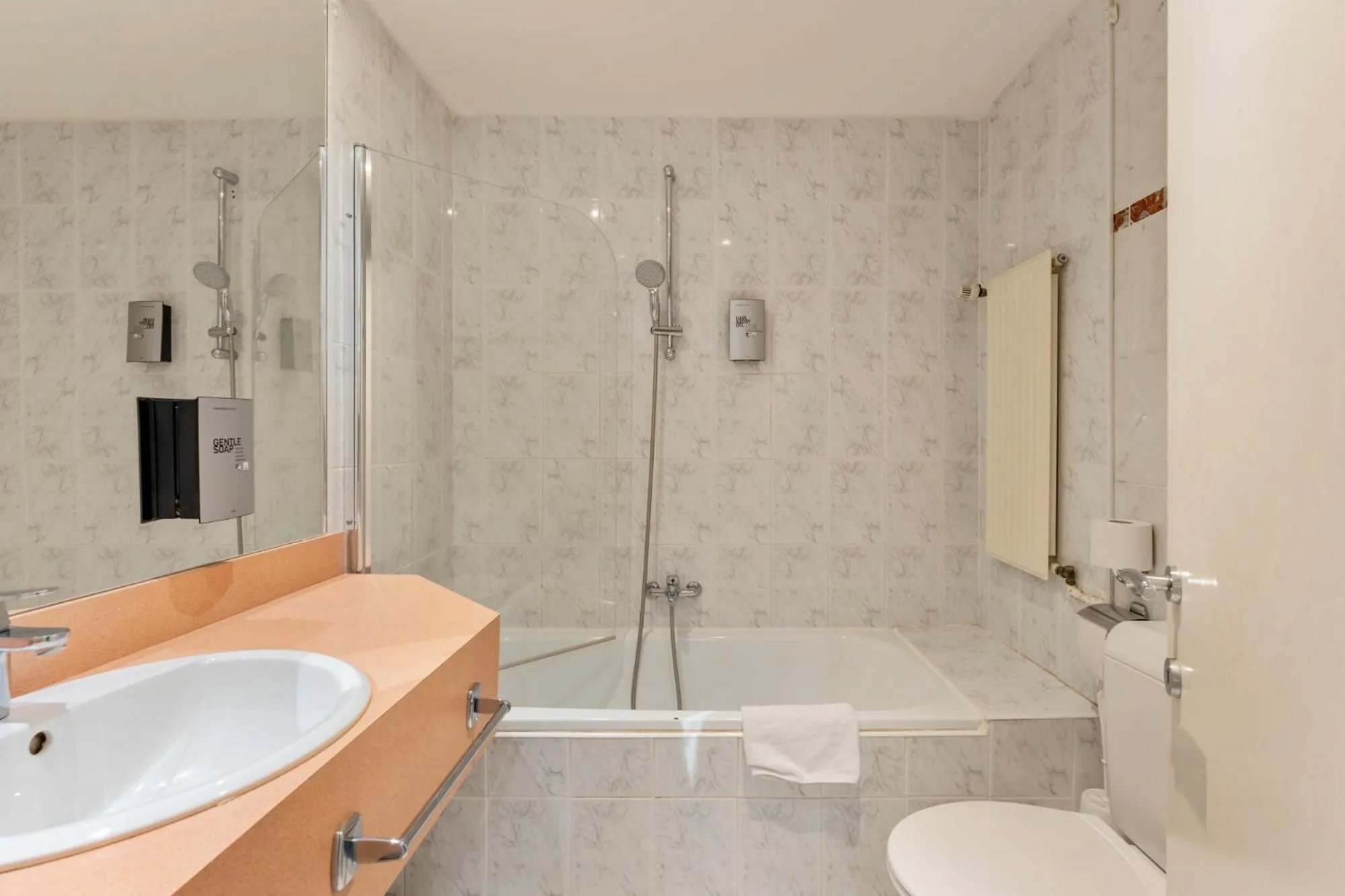 Shower in Sleep & Go Brussels South