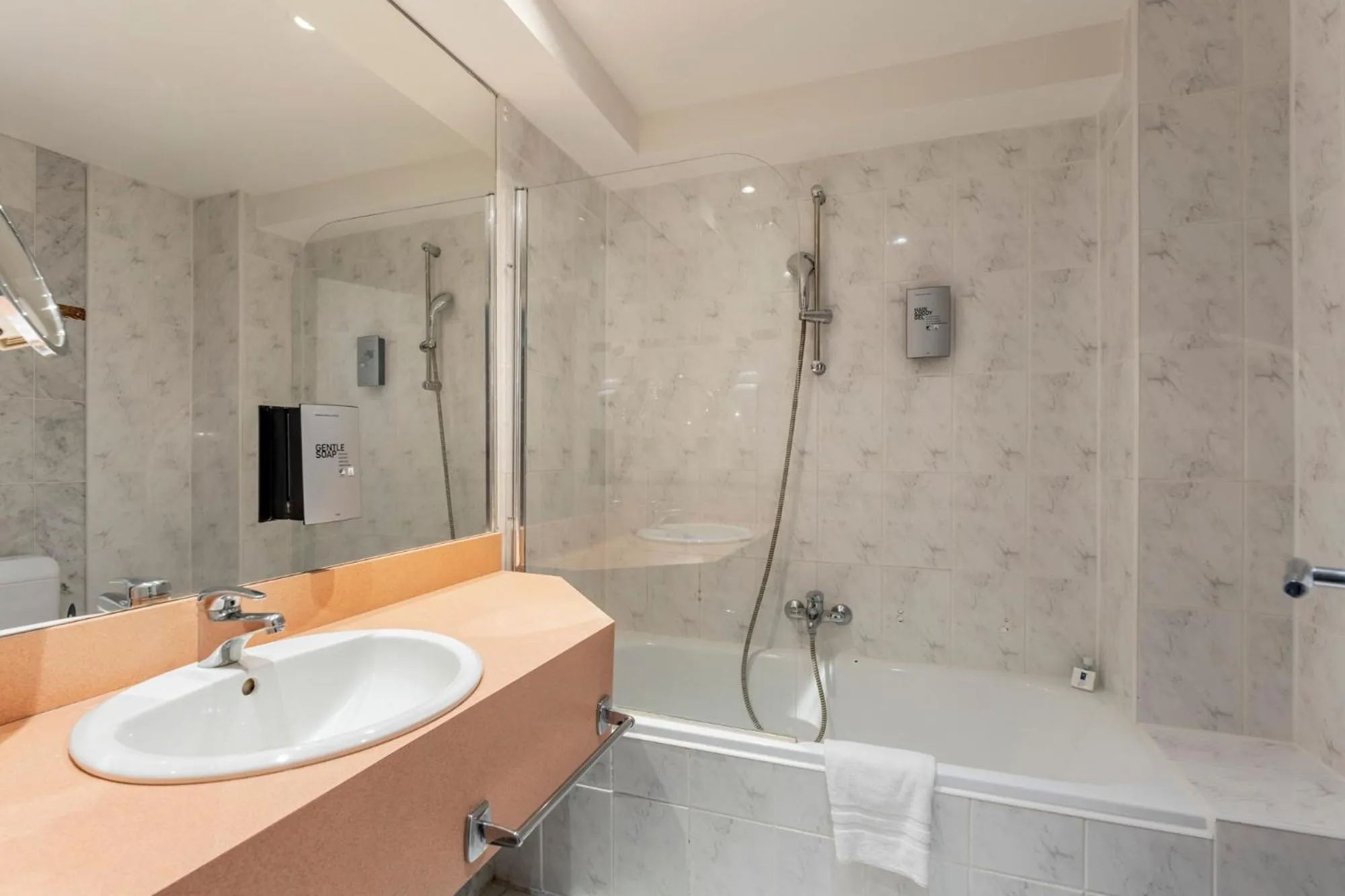 Shower in Sleep & Go Brussels South