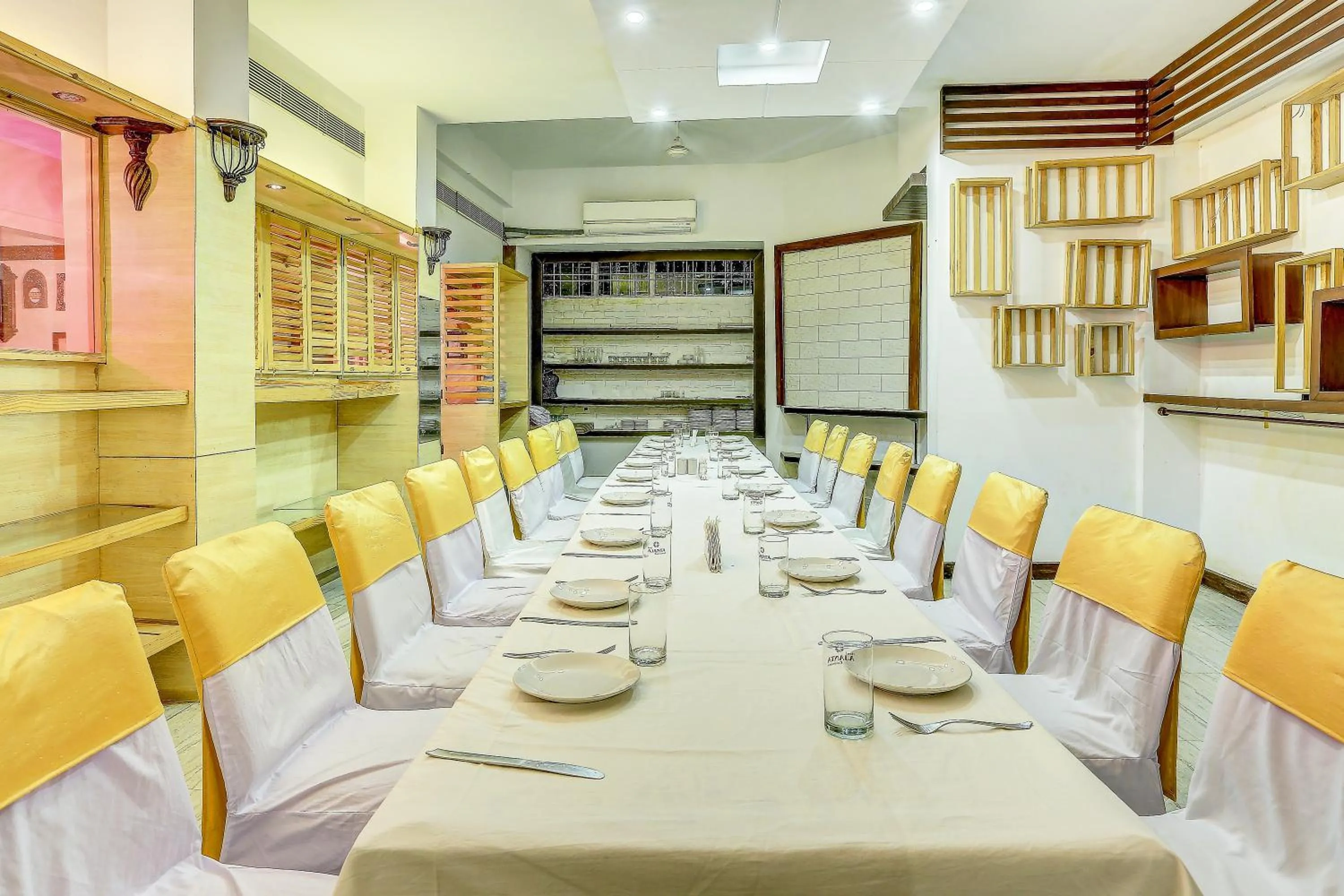 Restaurant/places to eat in Hotel Ajanta Continental