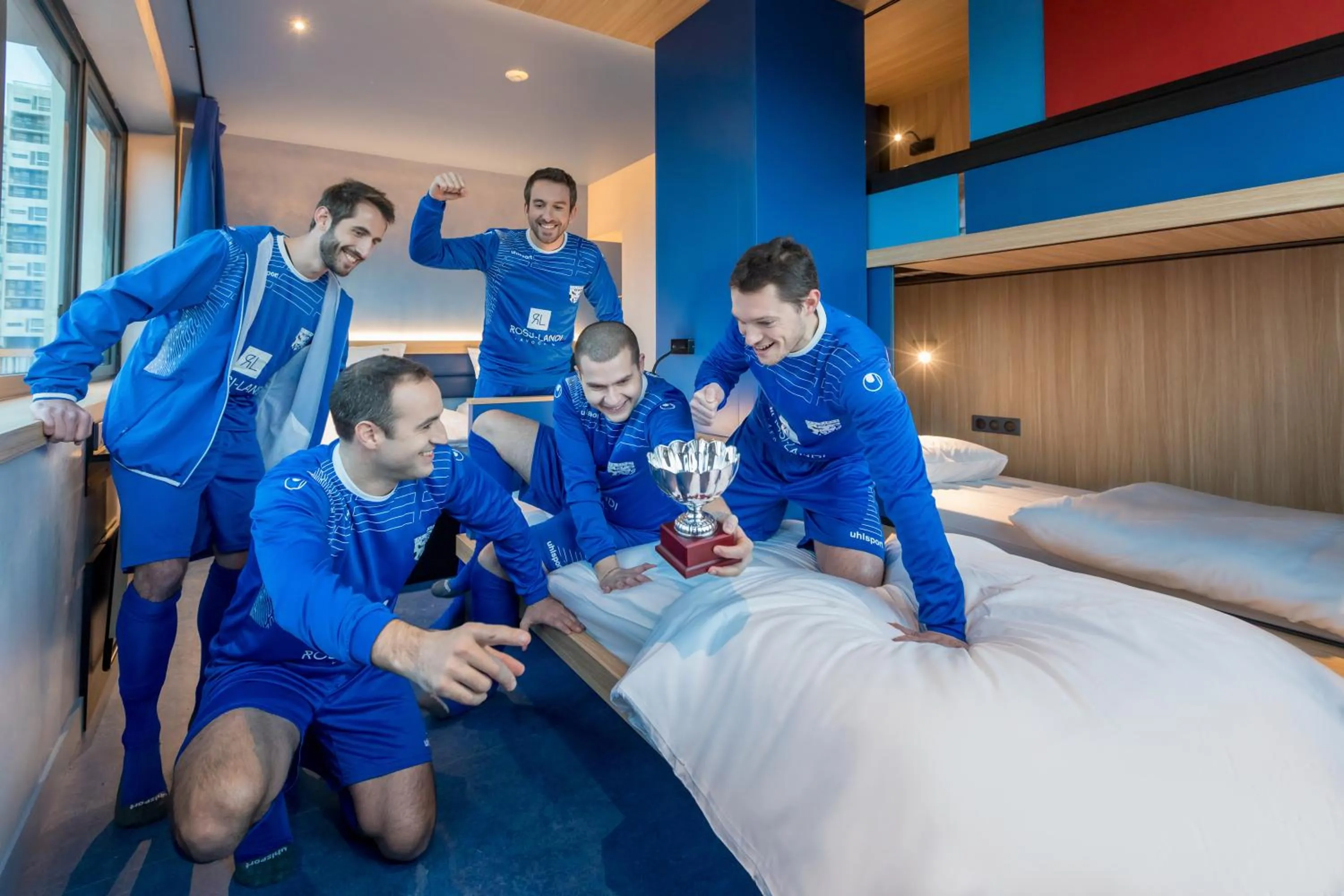 People, Bed in YOOMA Urban Lodge Tour Eiffel