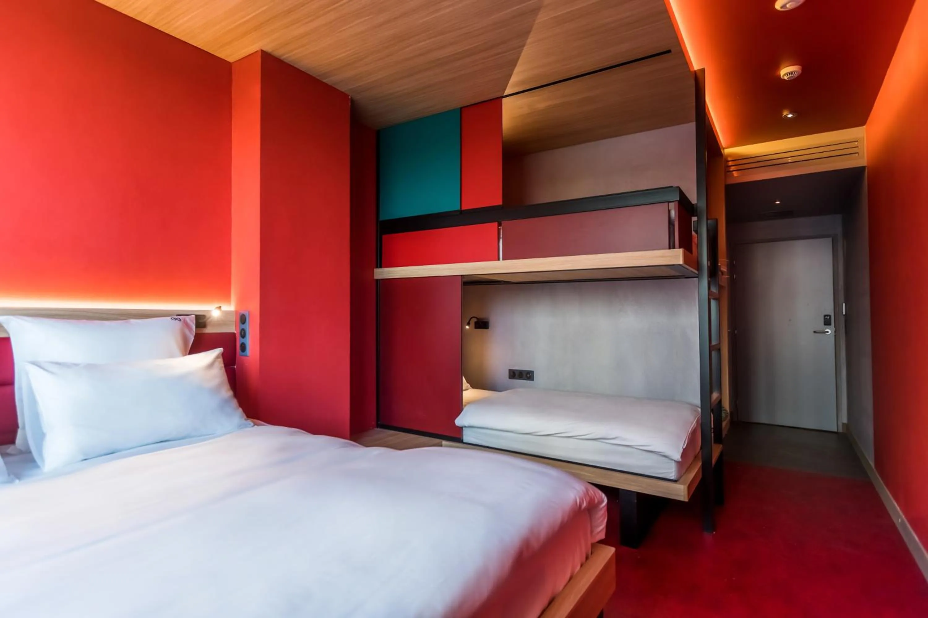 Bed in YOOMA Urban Lodge Tour Eiffel