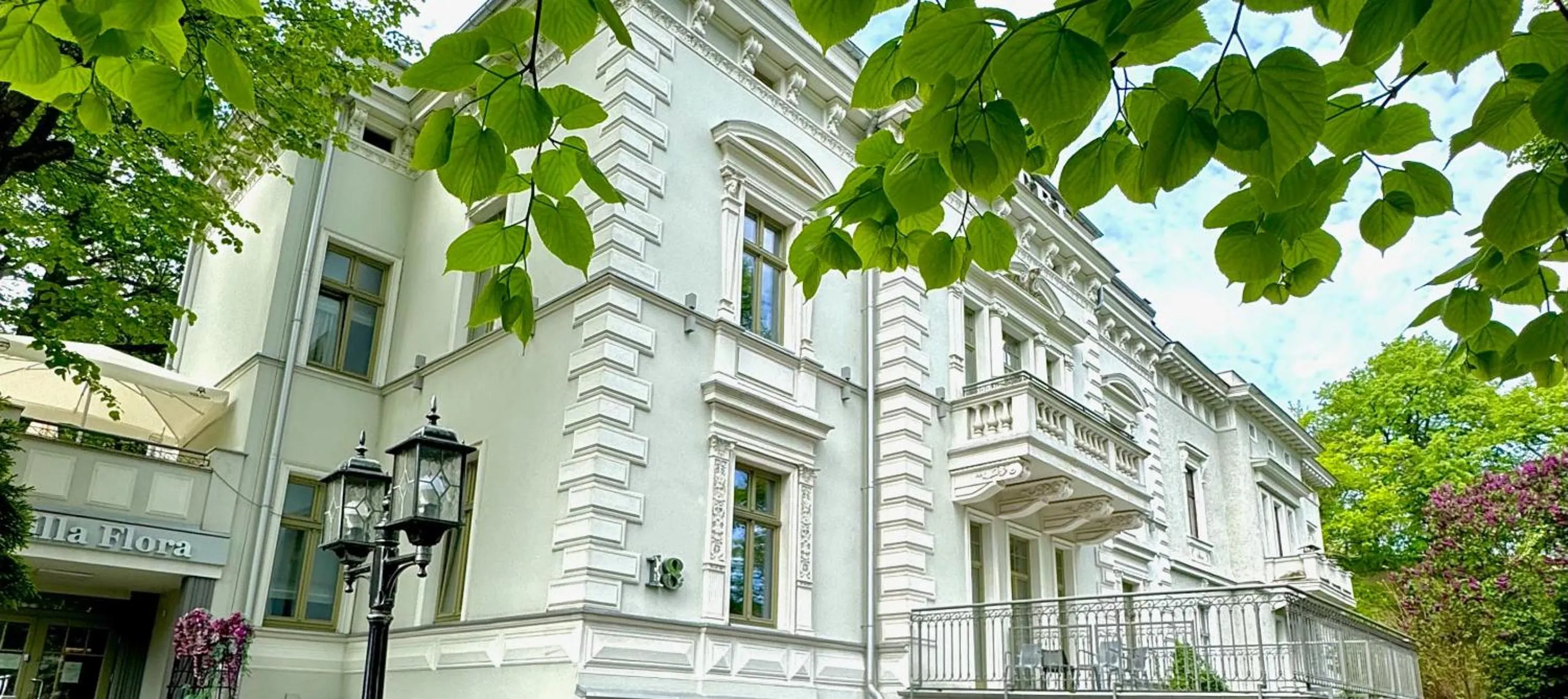 Property building in Hotel Willa Flora