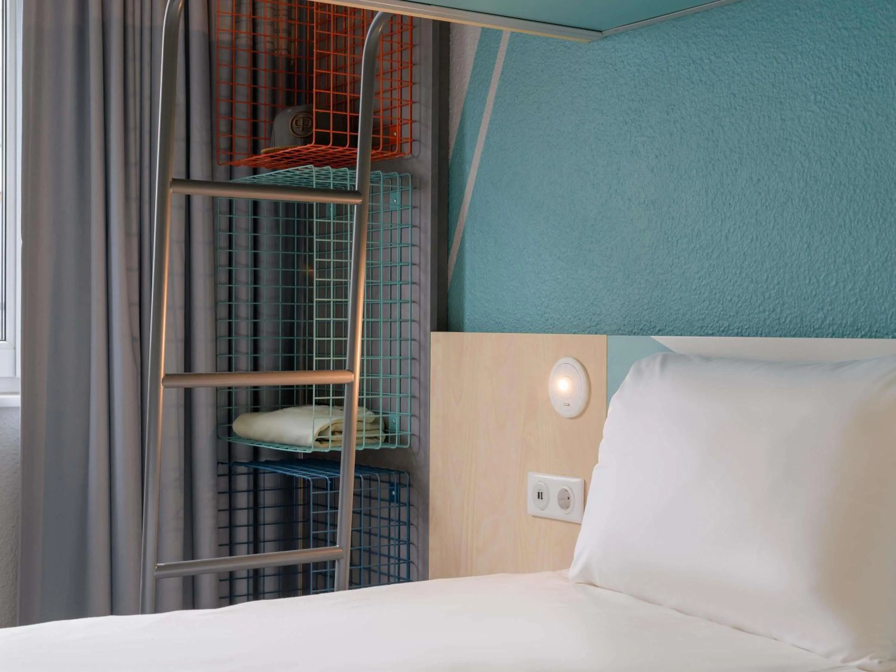 Bedroom, Bed in ibis budget Hamburg St Pauli Messe - neu renoviert