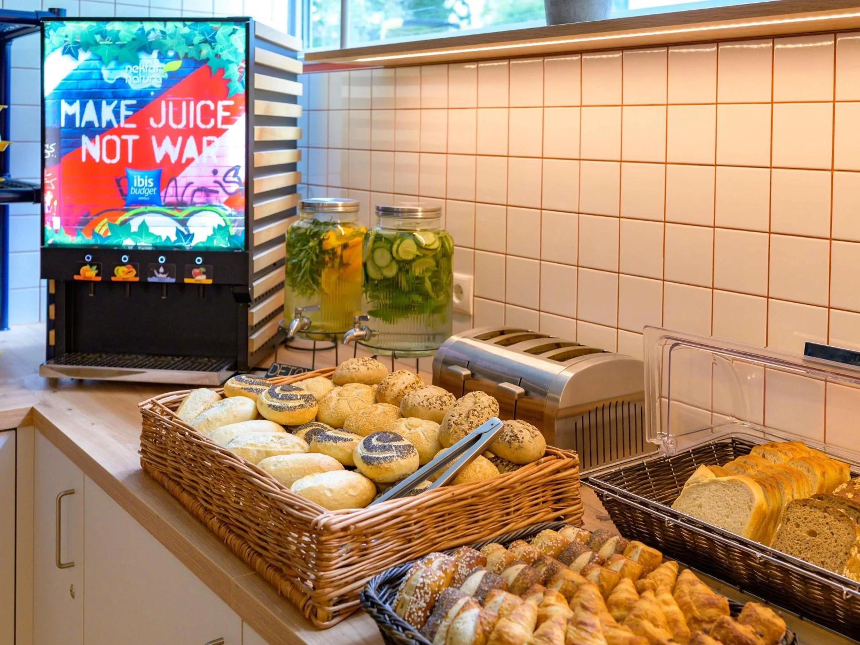 Breakfast in ibis budget Hamburg St Pauli Messe - neu renoviert