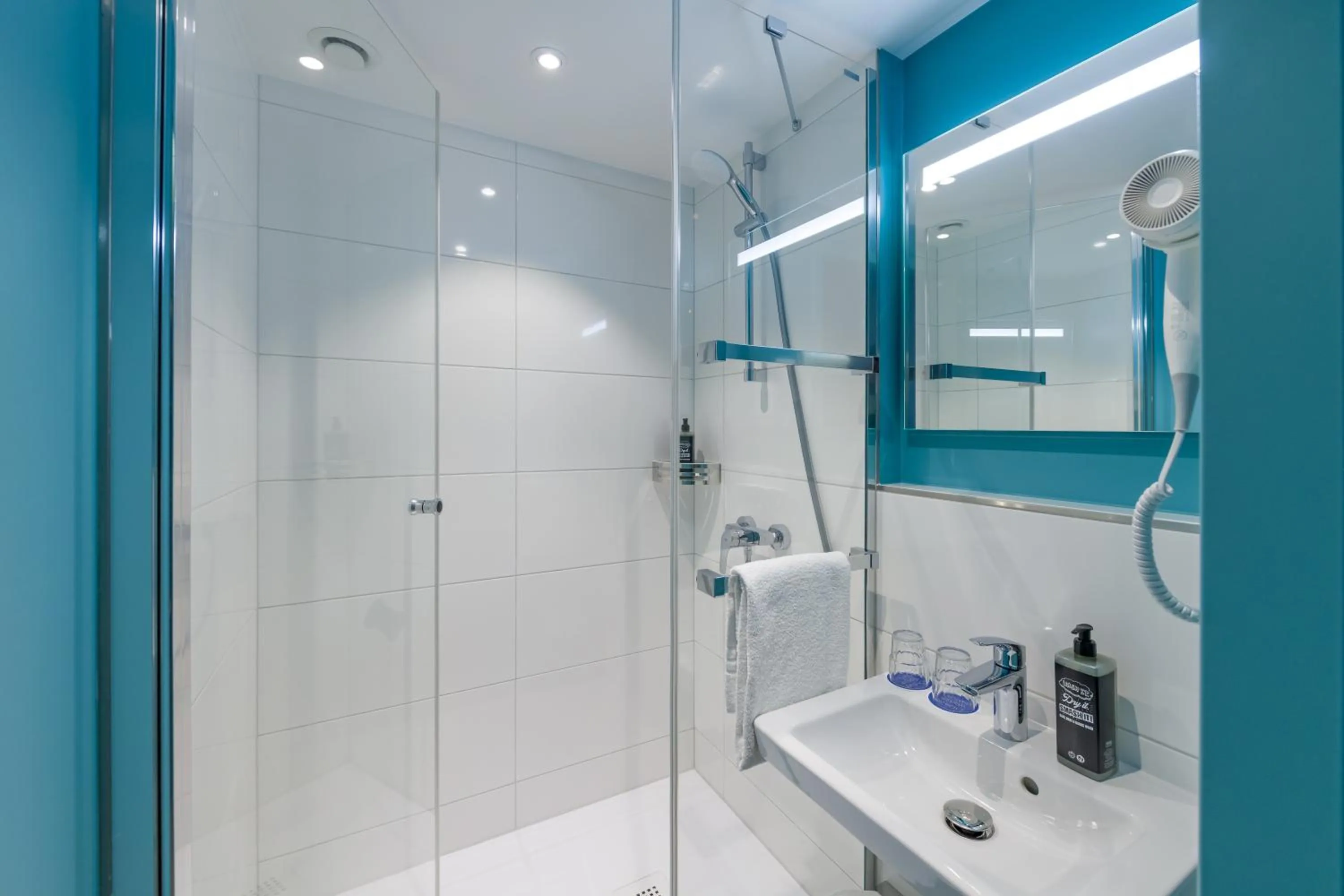 Bathroom in ibis budget Hamburg St Pauli Messe - neu renoviert