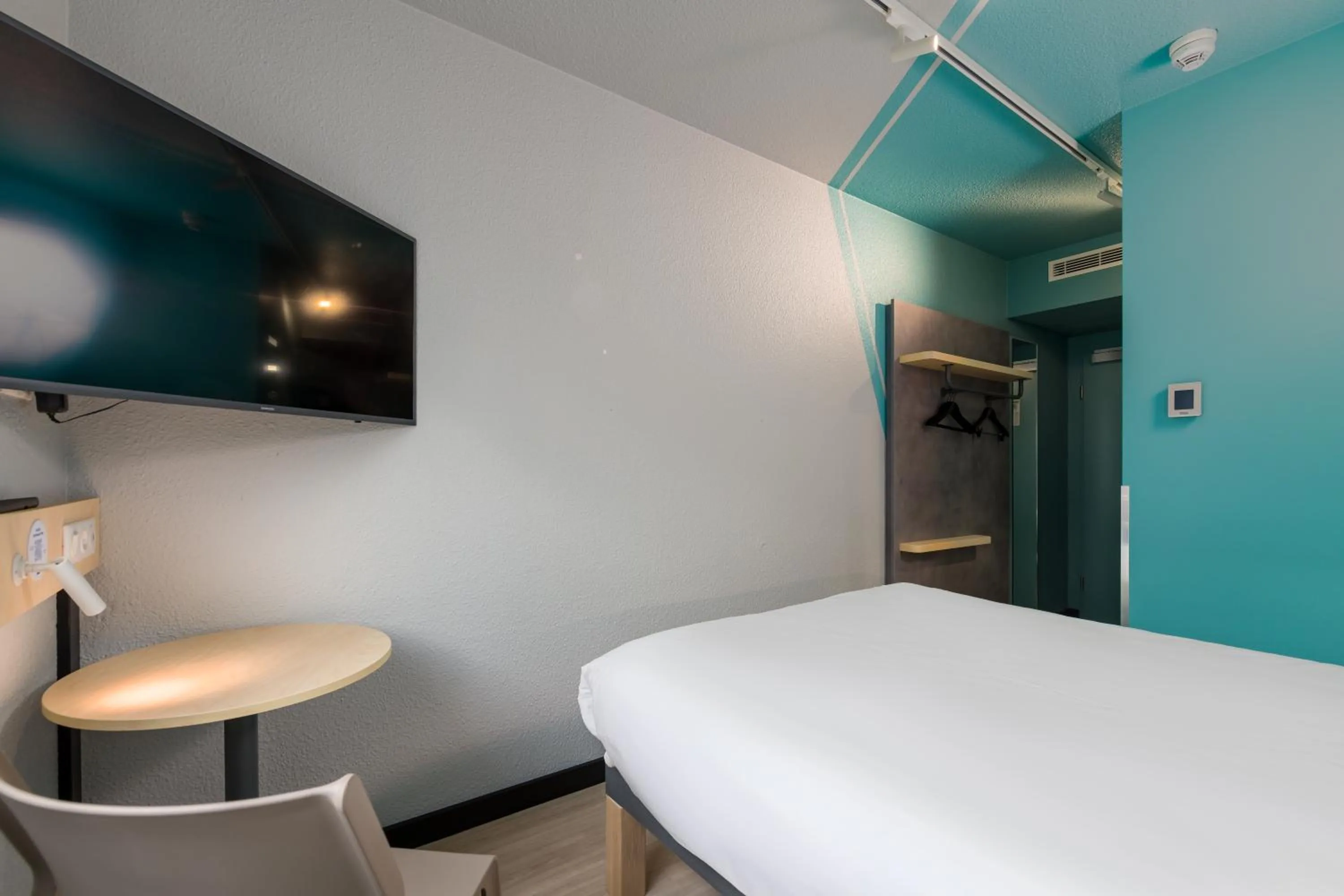 Photo of the whole room, Bed in ibis budget Hamburg St Pauli Messe - neu renoviert