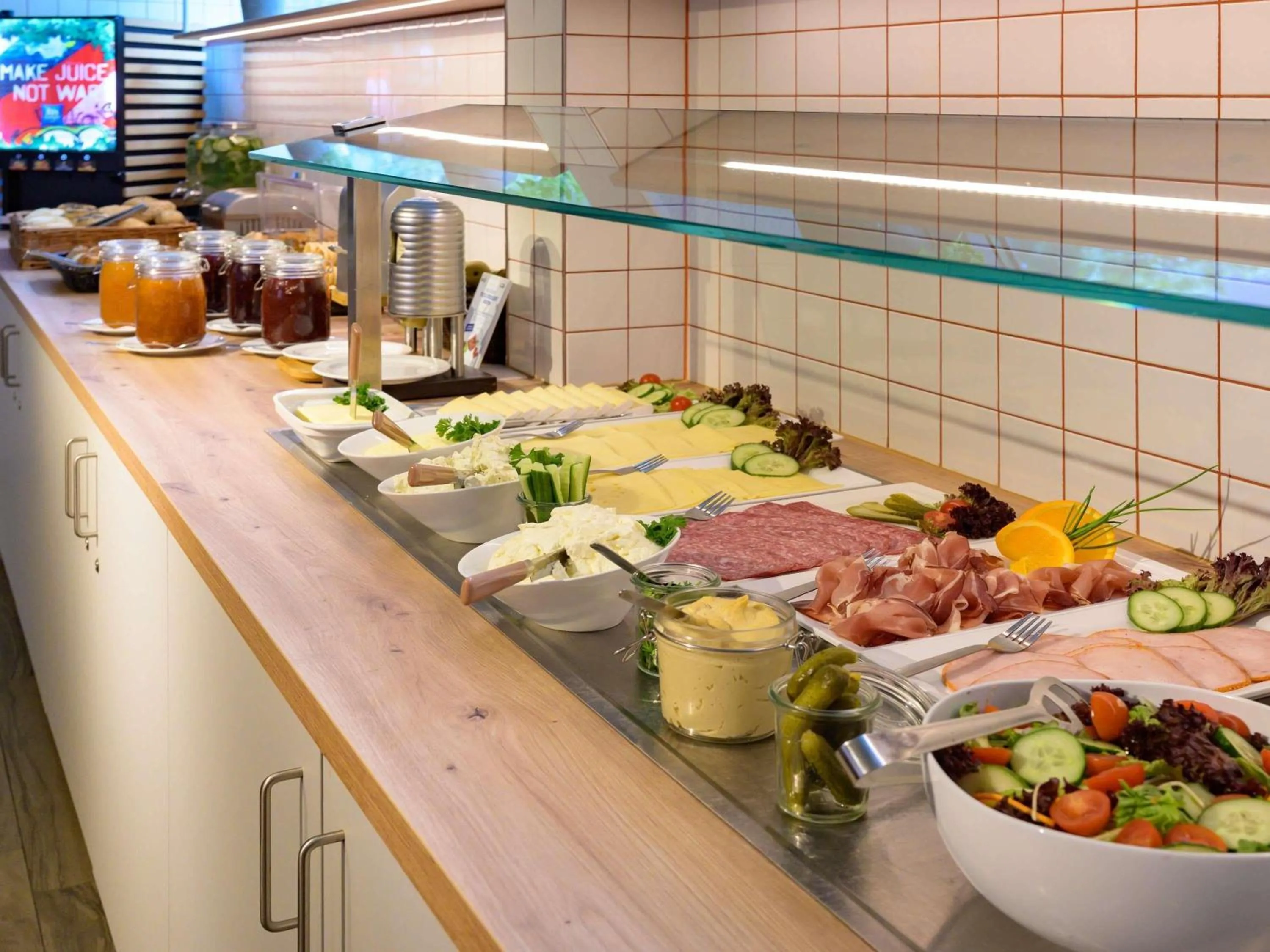 Breakfast in ibis budget Hamburg St Pauli Messe - neu renoviert