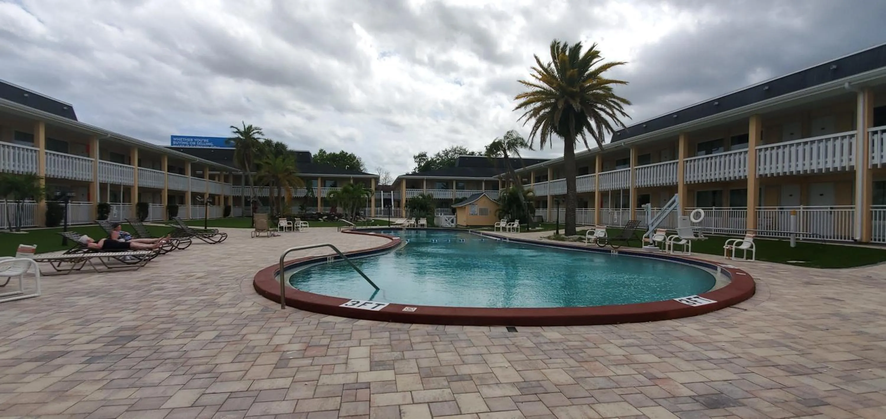 Swimming pool in Rodeway Inn