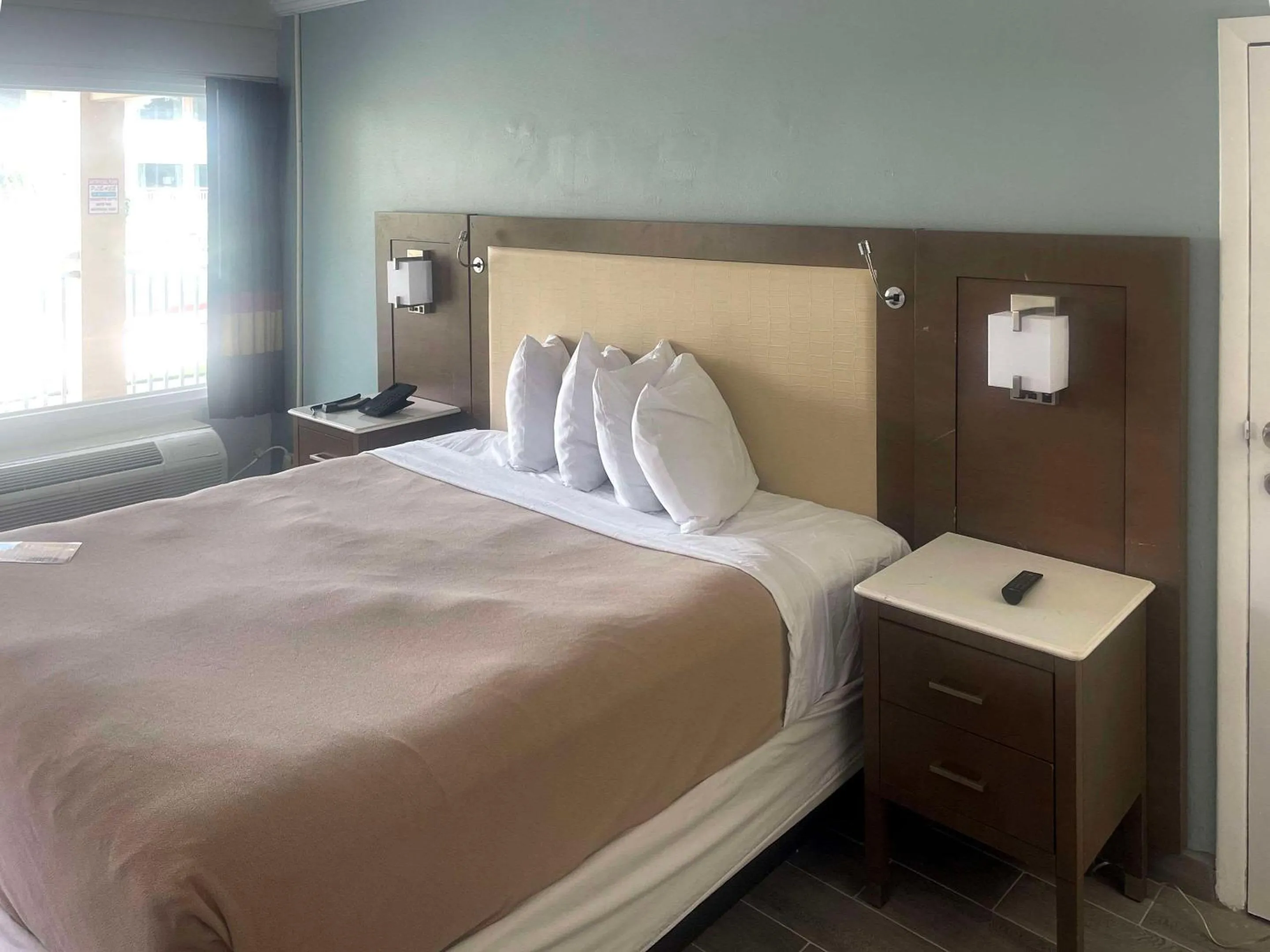 Bedroom, Bed in Rodeway Inn