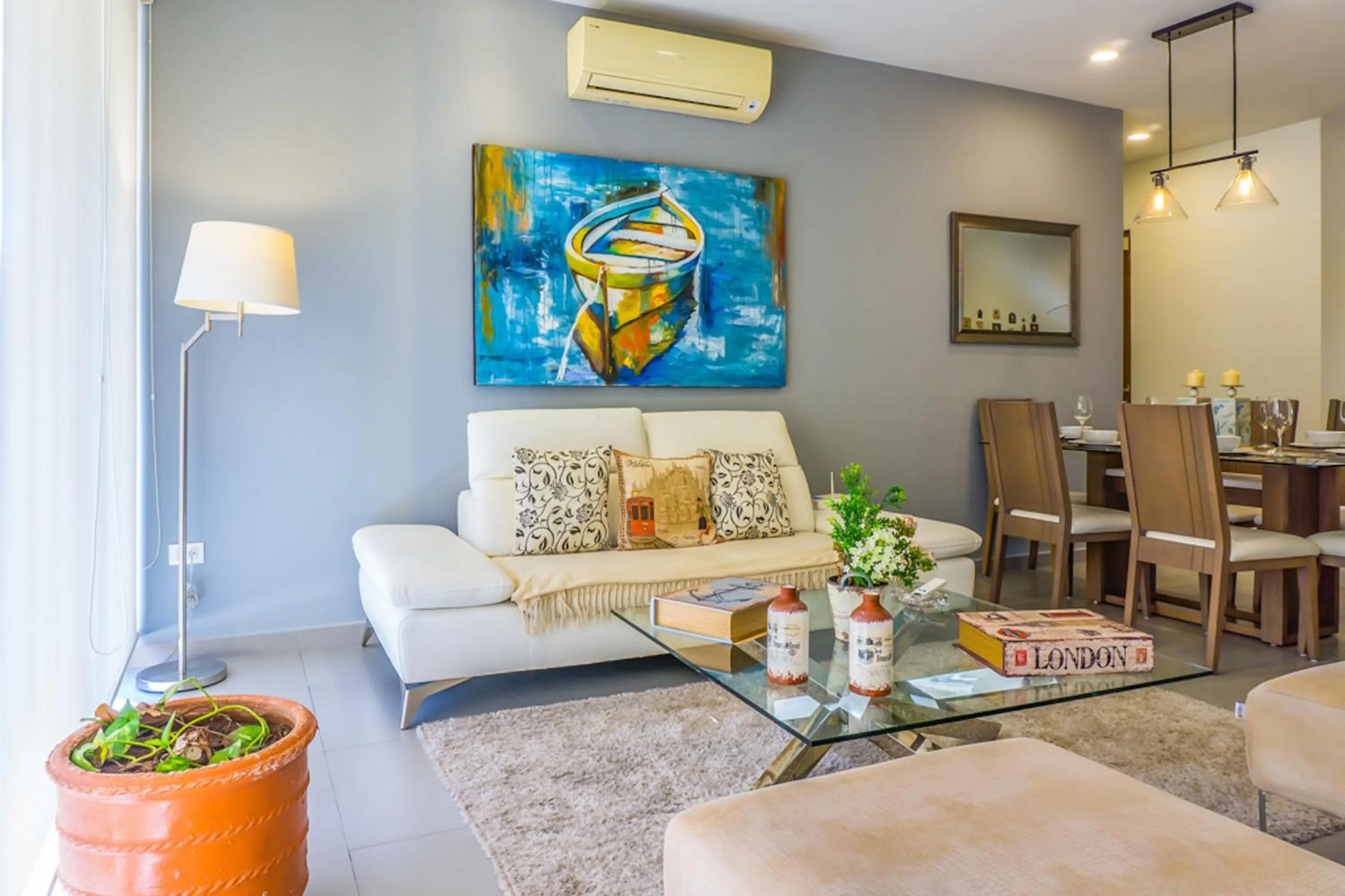 Living room in Lunada Condo by BVR