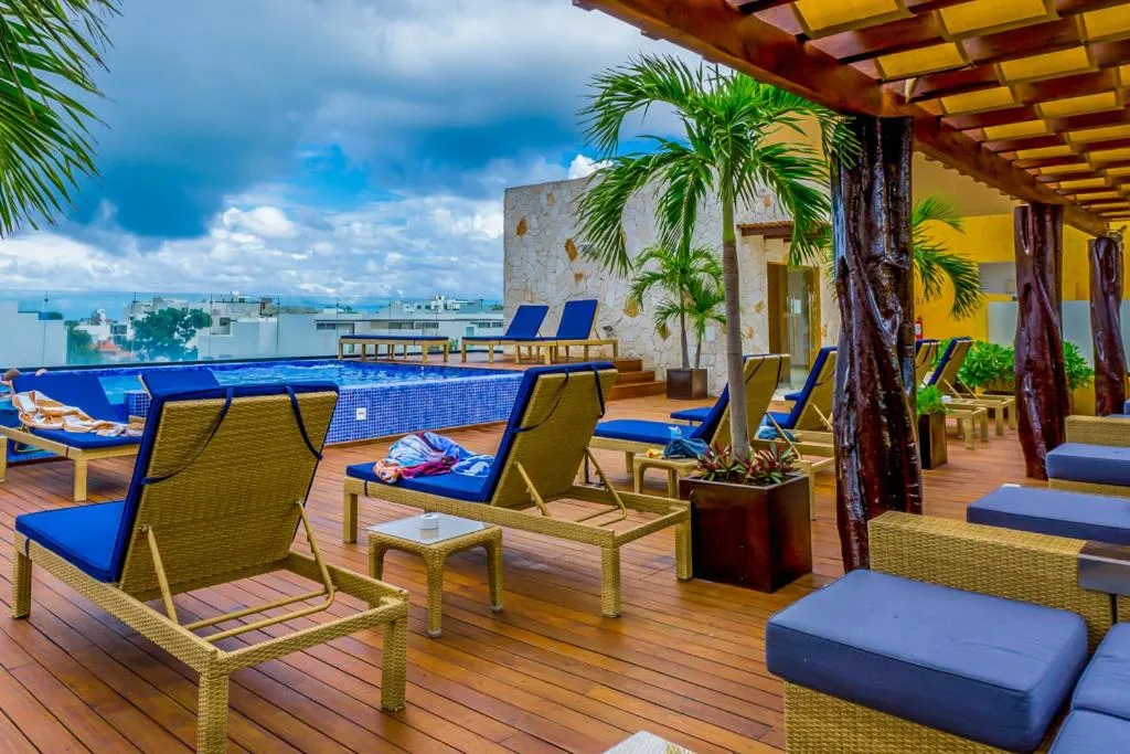 Swimming pool in Lunada Condo by BVR