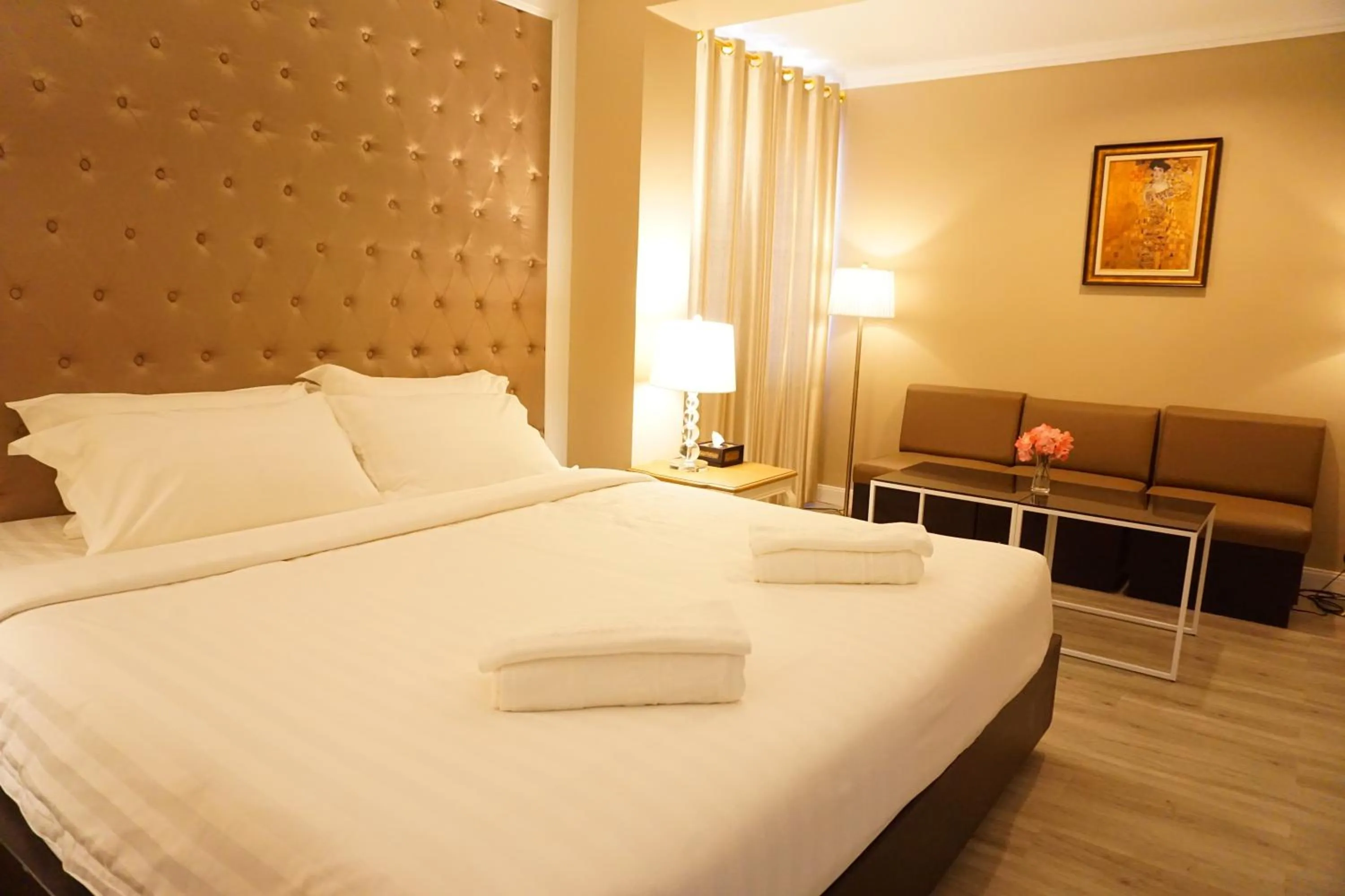 Bed in Taris Art Hotel Phrae