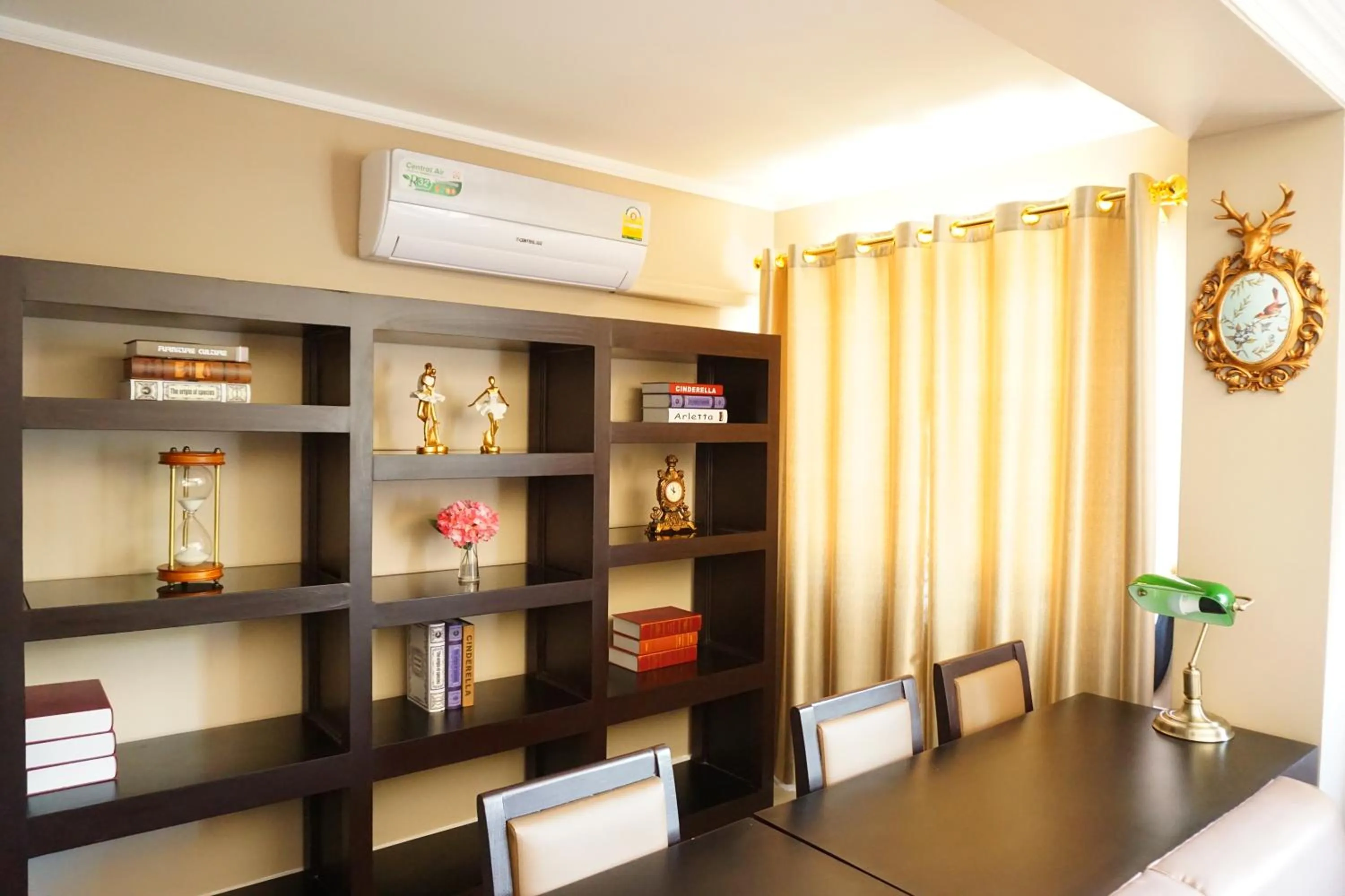 Library in Taris Art Hotel Phrae