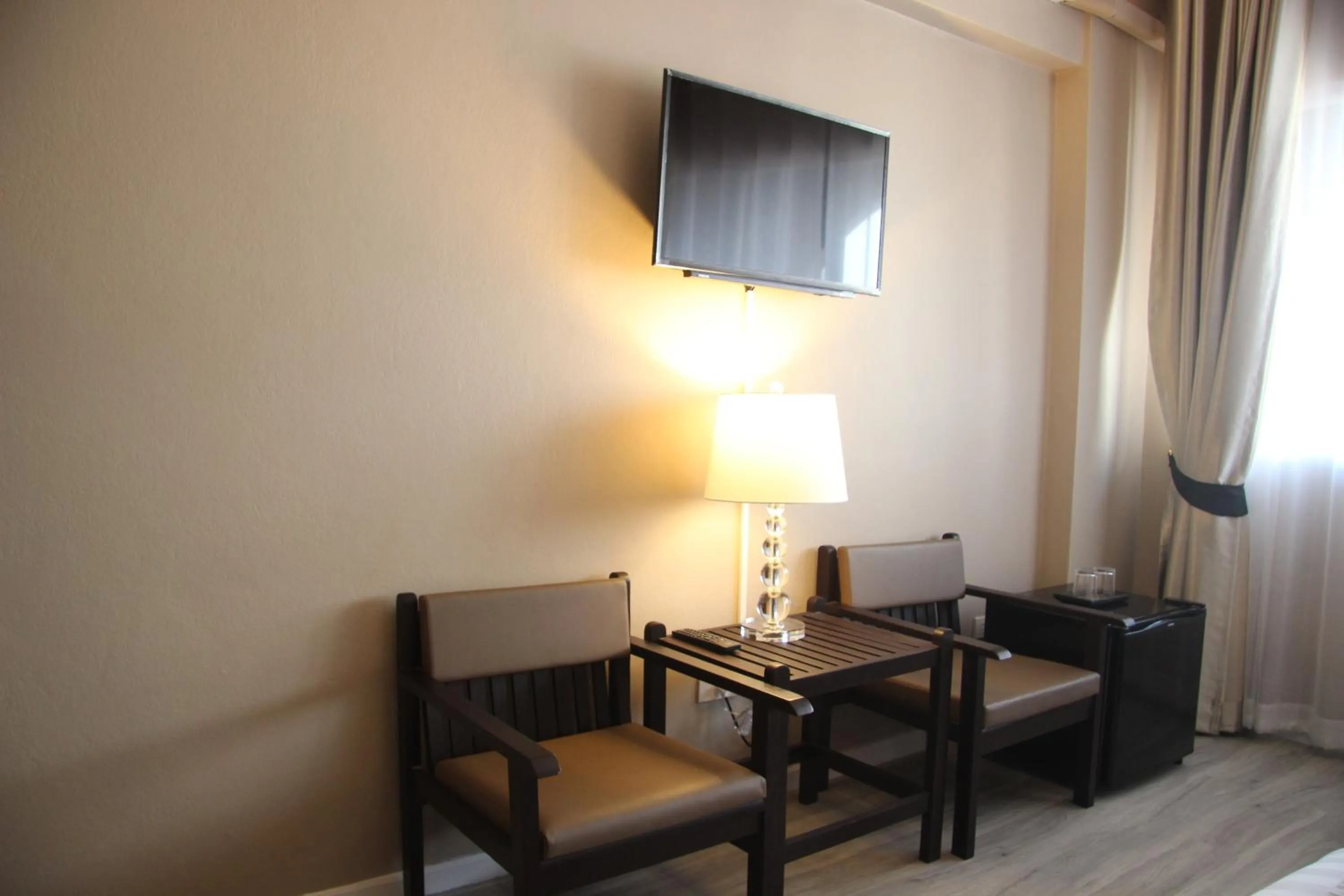 TV and multimedia in Taris Art Hotel Phrae