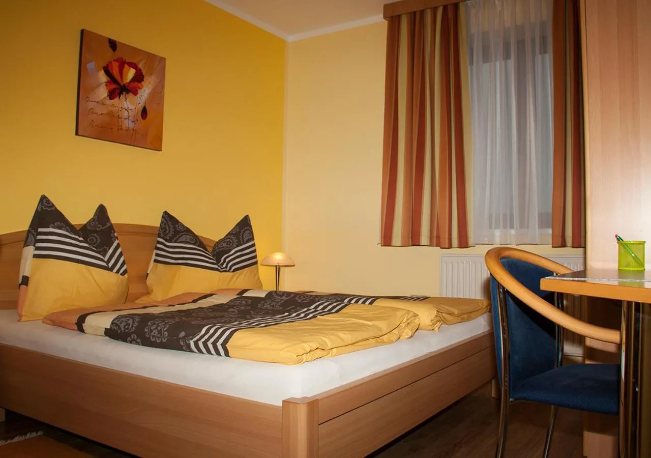 Photo of the whole room, Bed in Frühstückspension Kuzmic