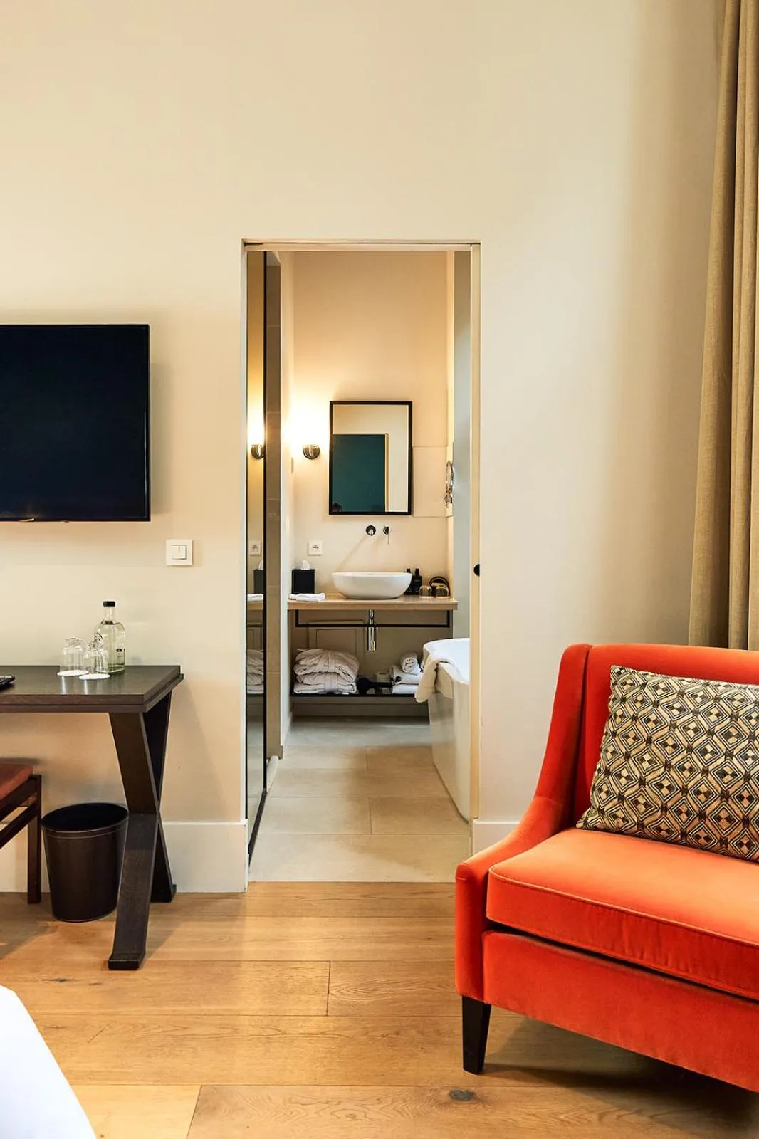 Bathroom, Bed in Hotel FRANQ