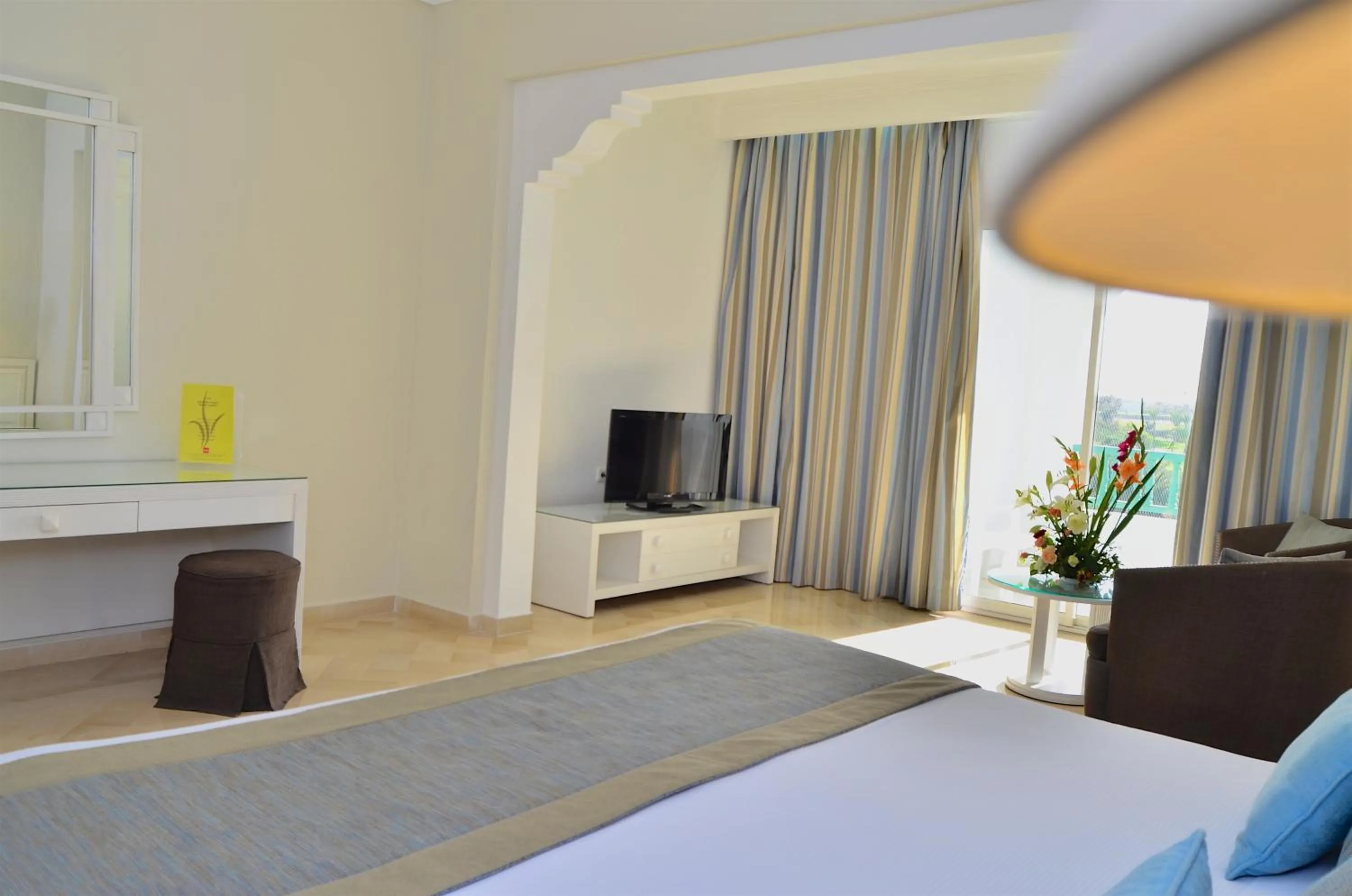 Bedroom, Bed in Royal Garden Palace - Families and Couples