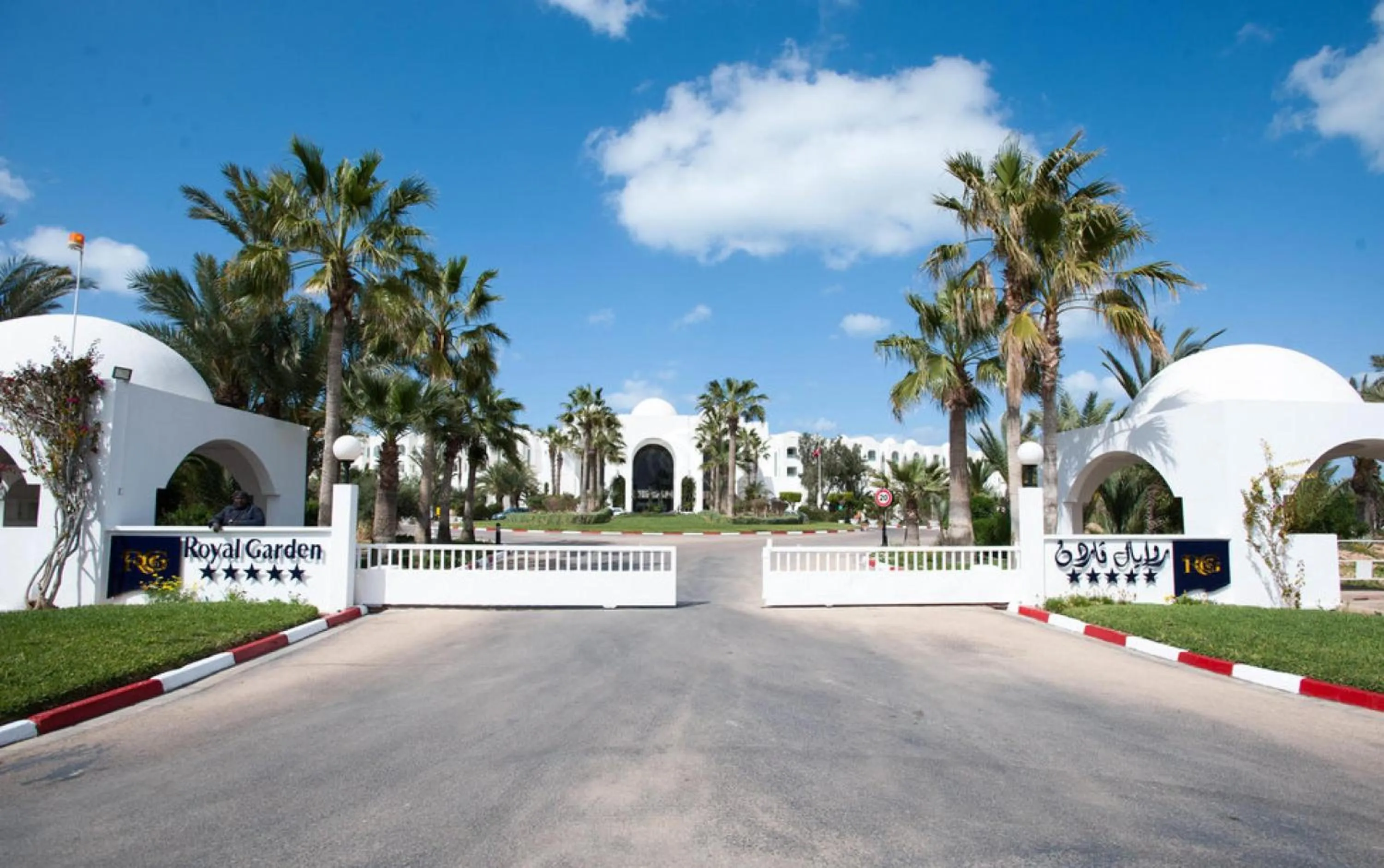 Facade/entrance in Royal Garden Palace - Families and Couples