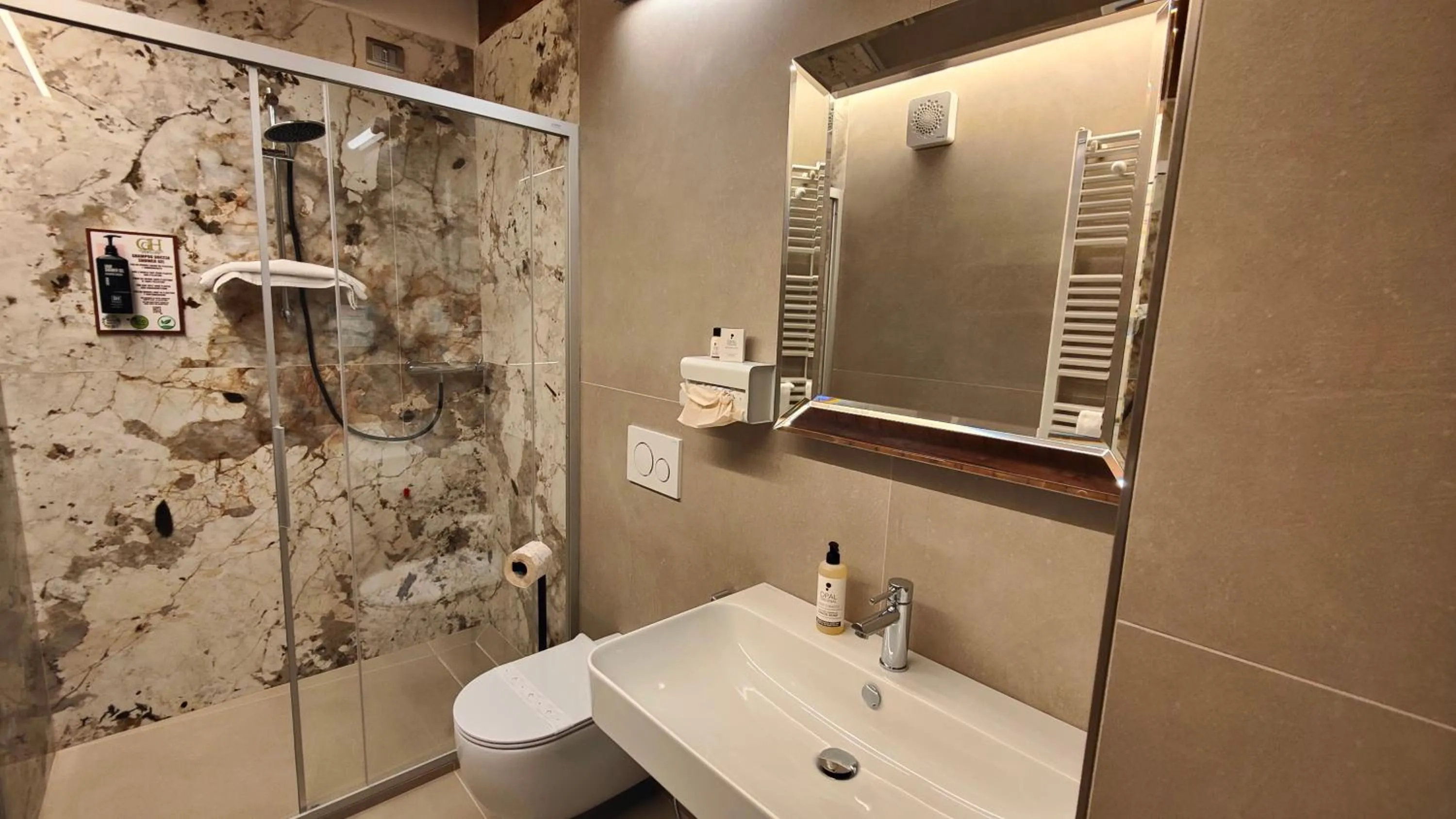 Bathroom in Giardino Giusti House & Court