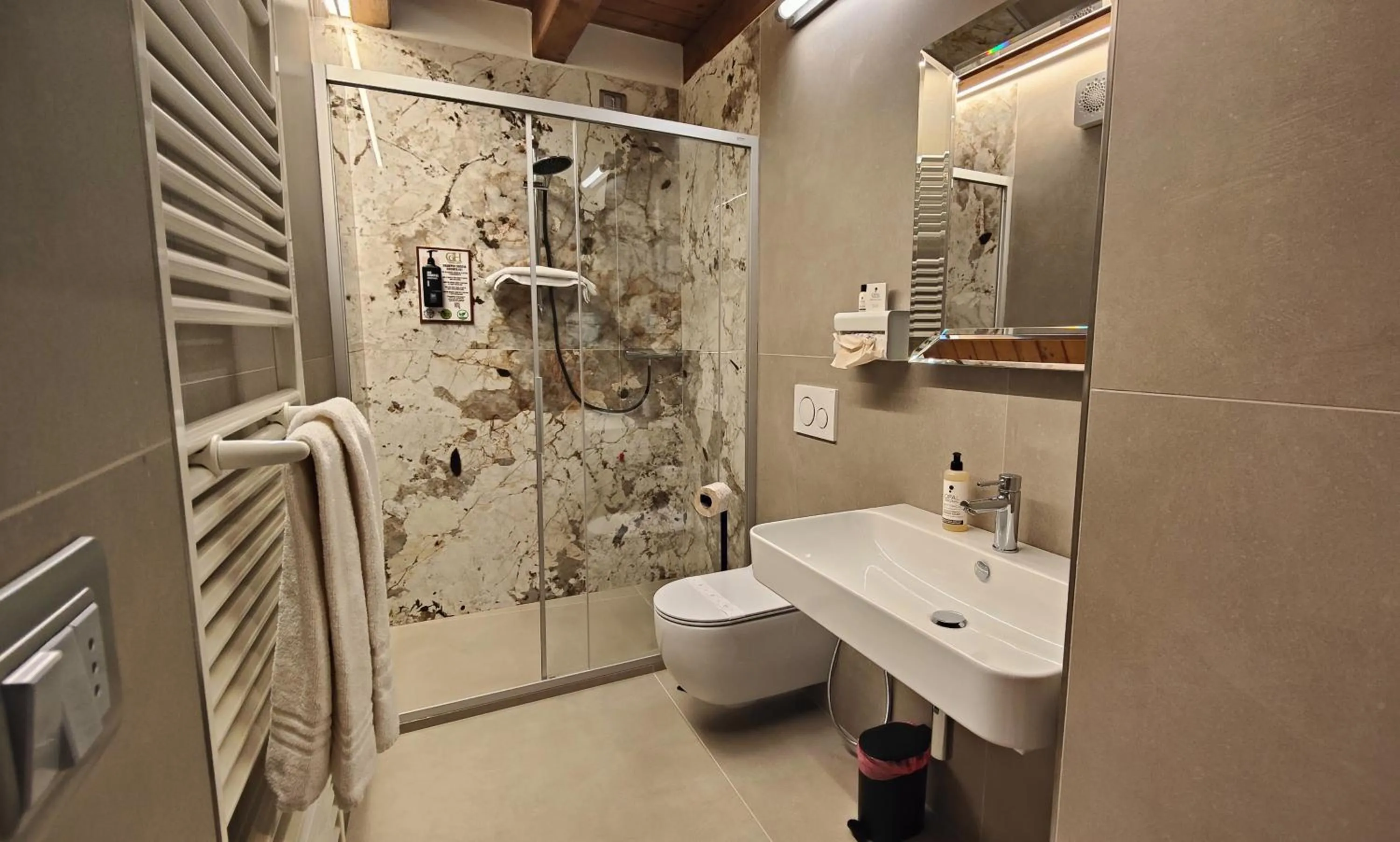 Shower in Giardino Giusti House & Court