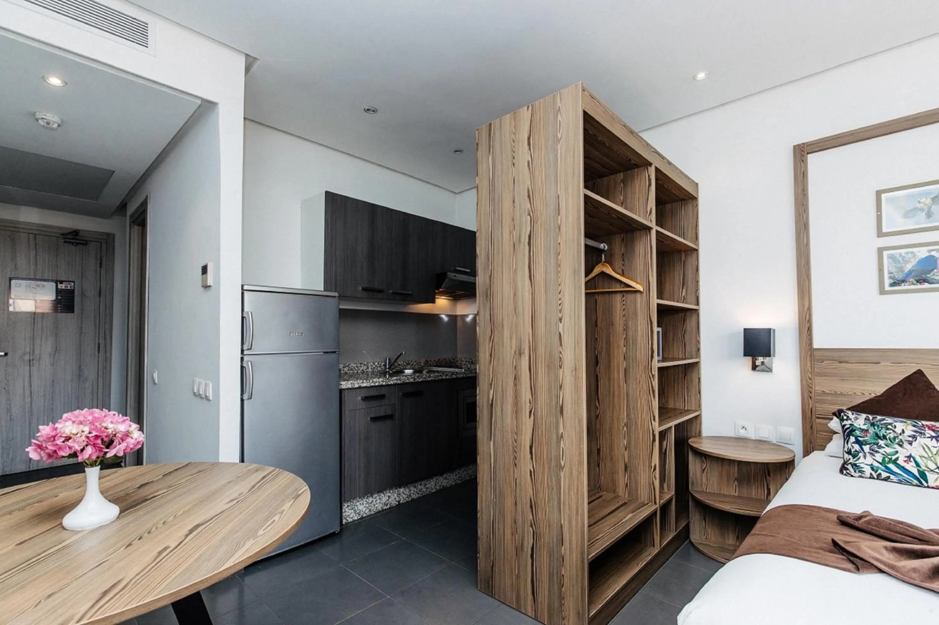 Kitchen or kitchenette, Bed in Wazo Appart-Hôtel