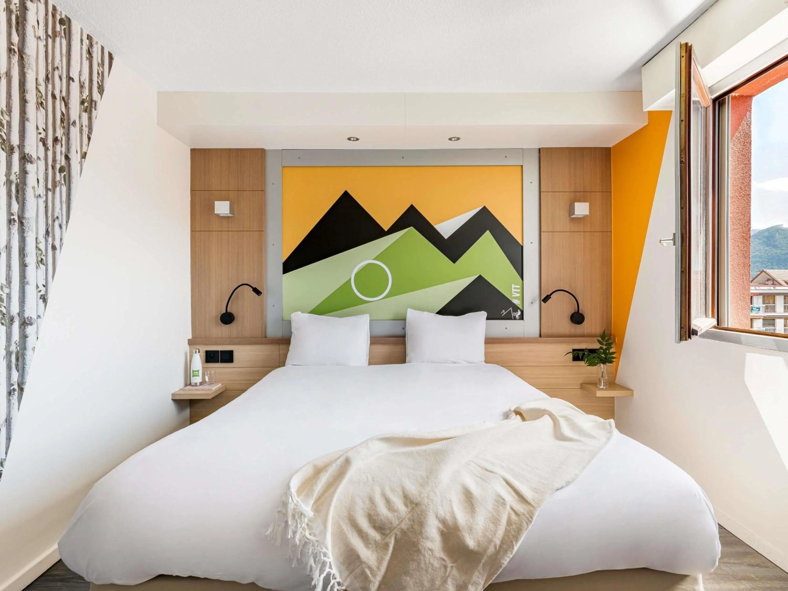 Bedroom, Bed in ibis Styles Annecy Centre Gare