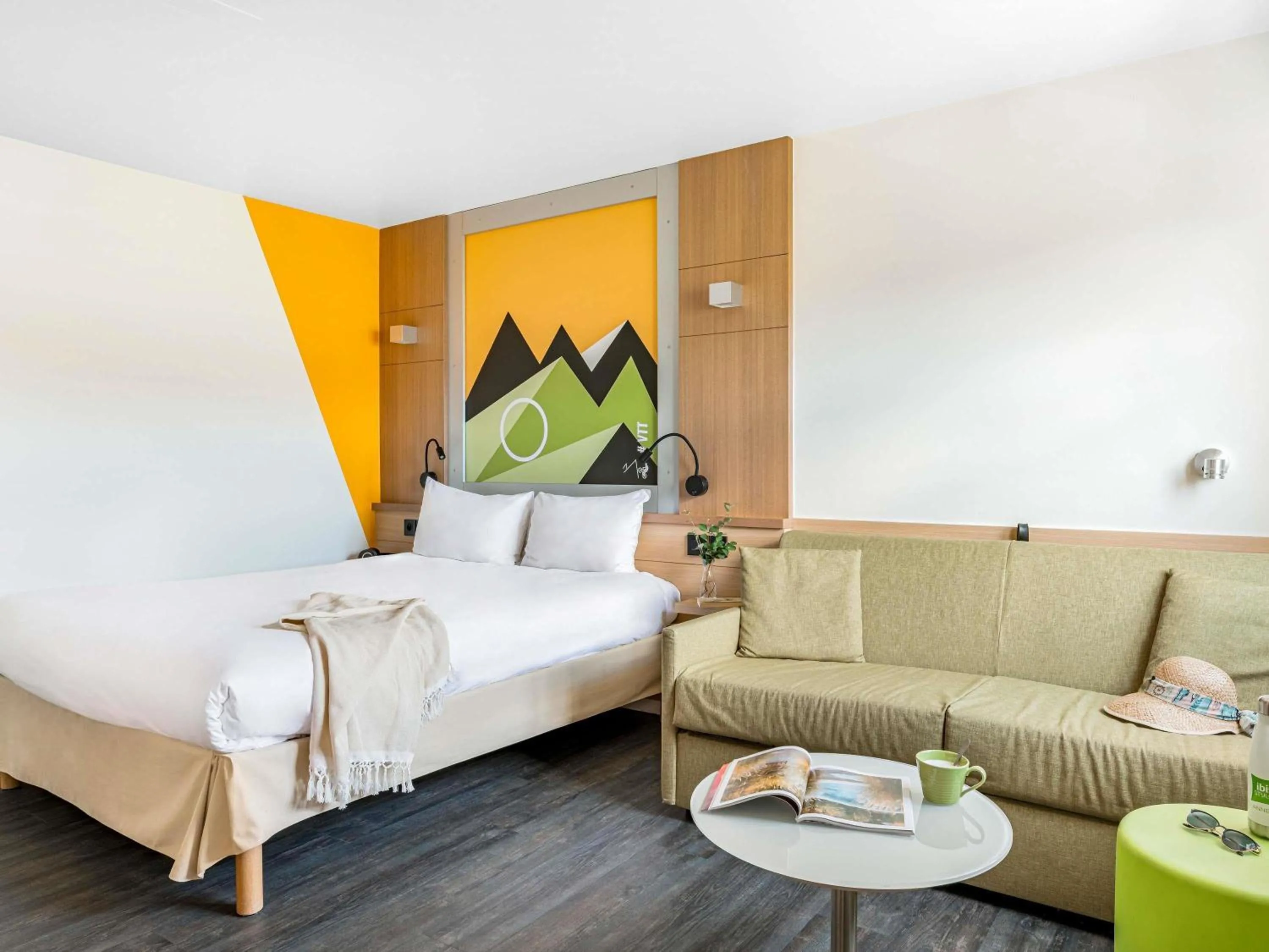 Bedroom, Bed in ibis Styles Annecy Centre Gare