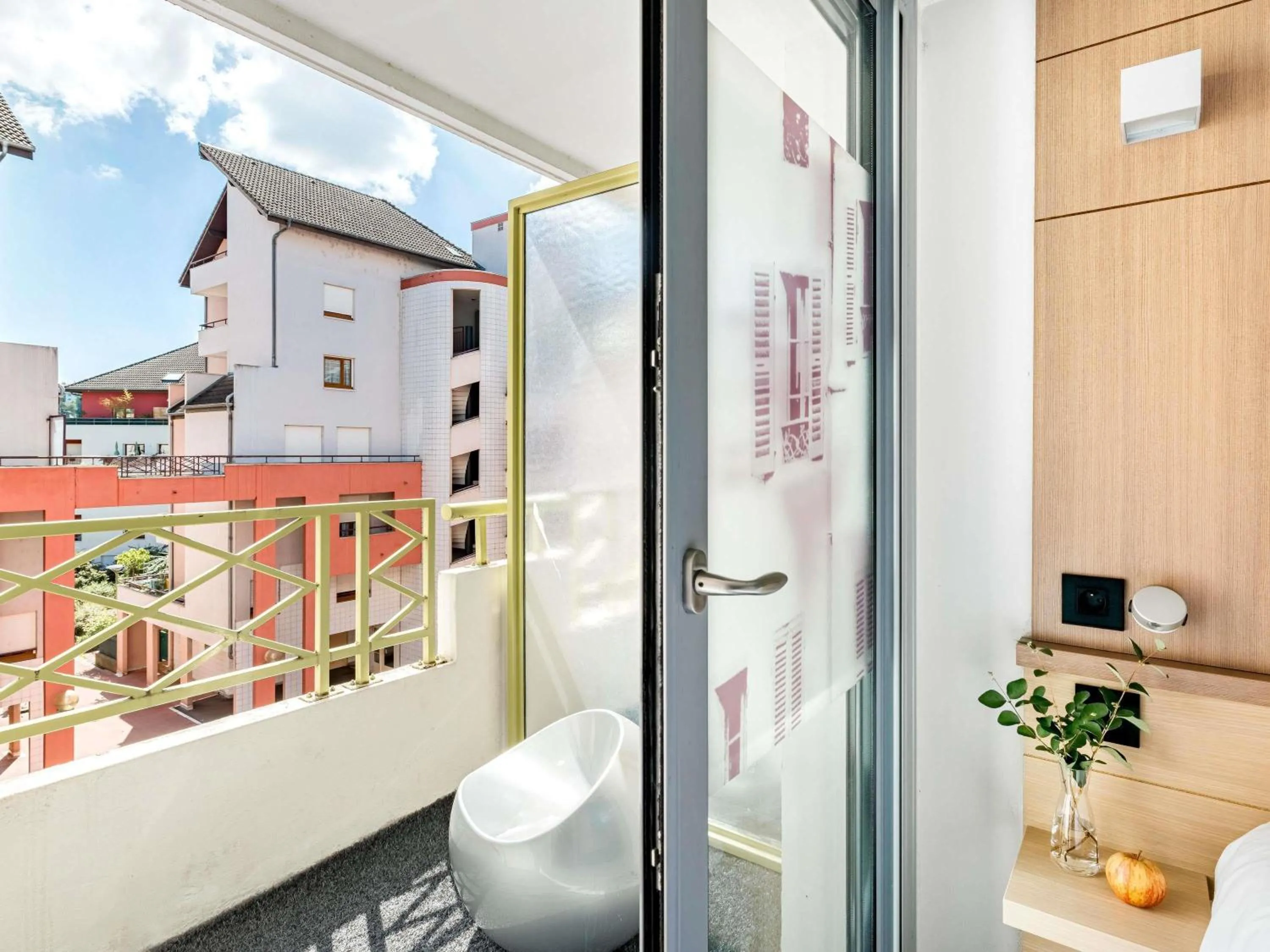 Bedroom in ibis Styles Annecy Centre Gare