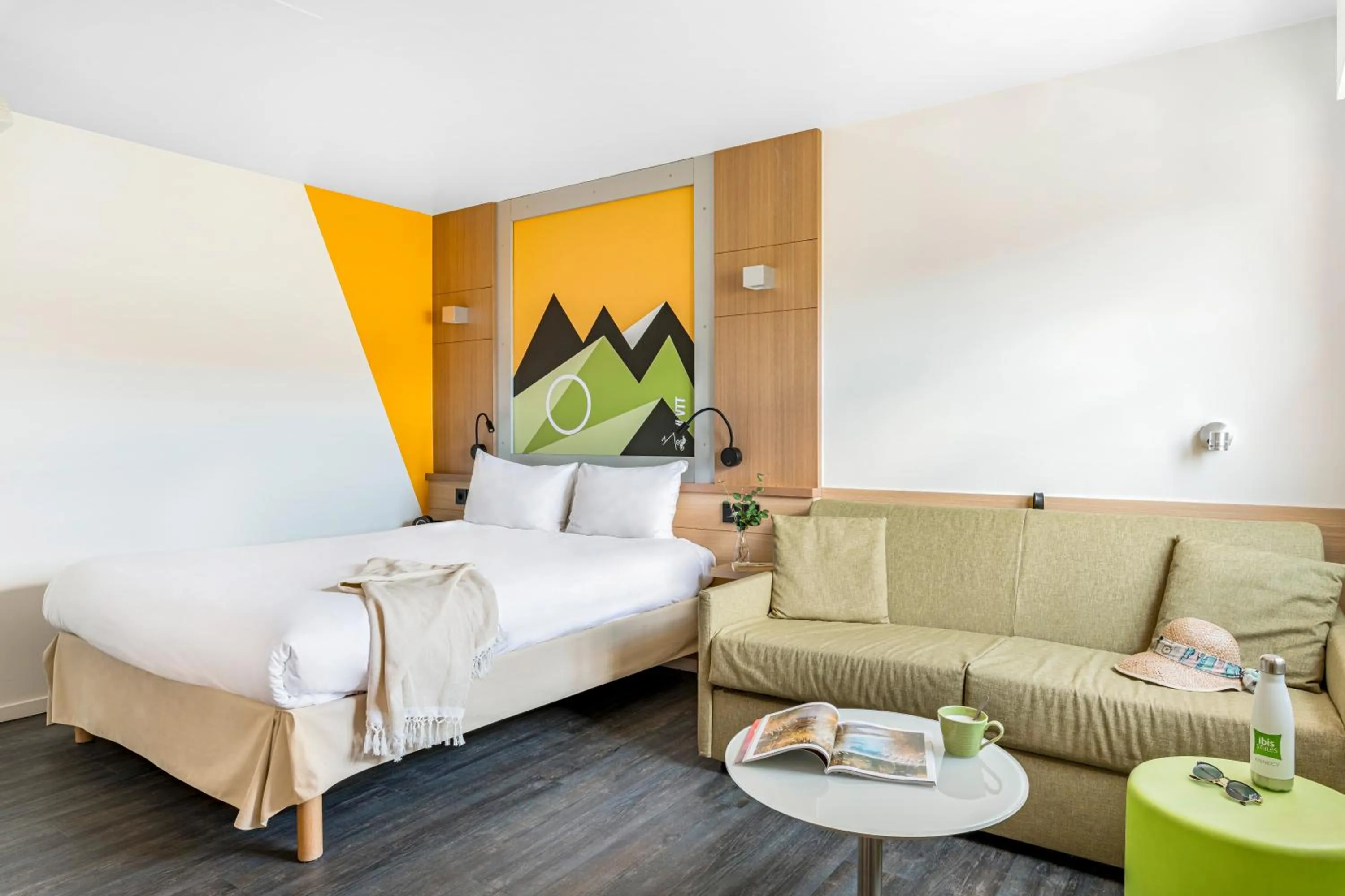 Bedroom, Bed in ibis Styles Annecy Centre Gare