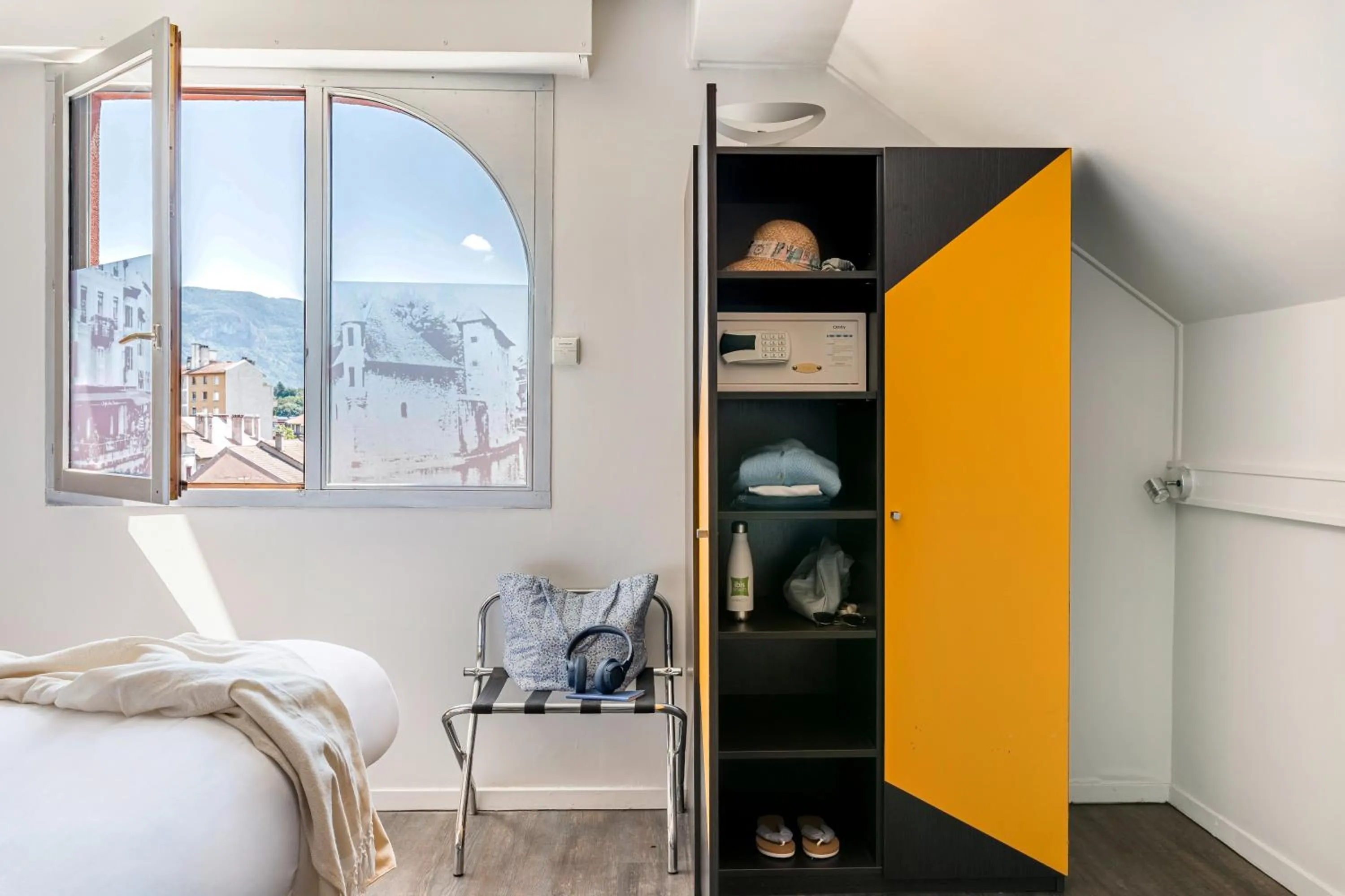 Bedroom, Bed in ibis Styles Annecy Centre Gare