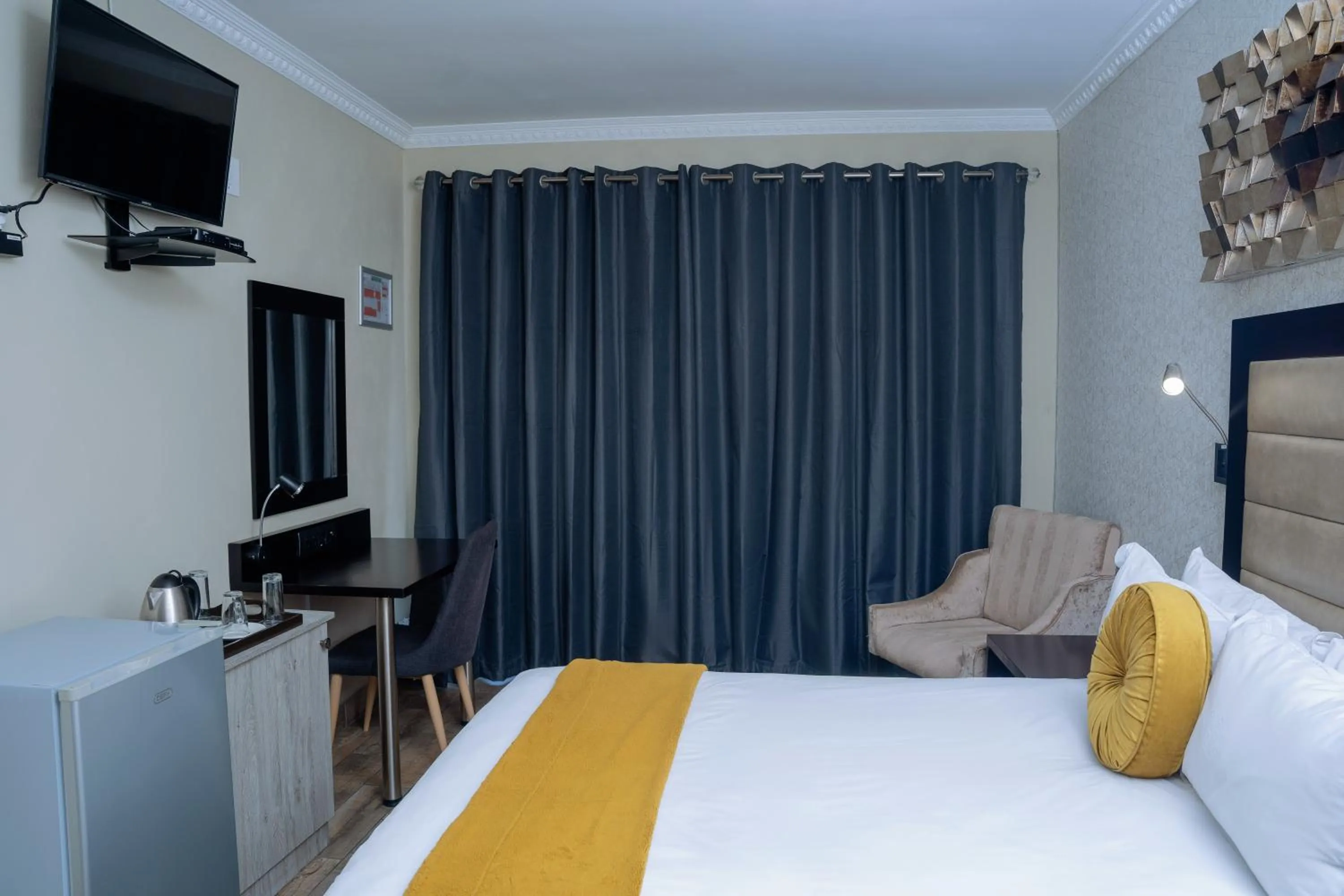 Bedroom, Bed in Q's Boutique Stay