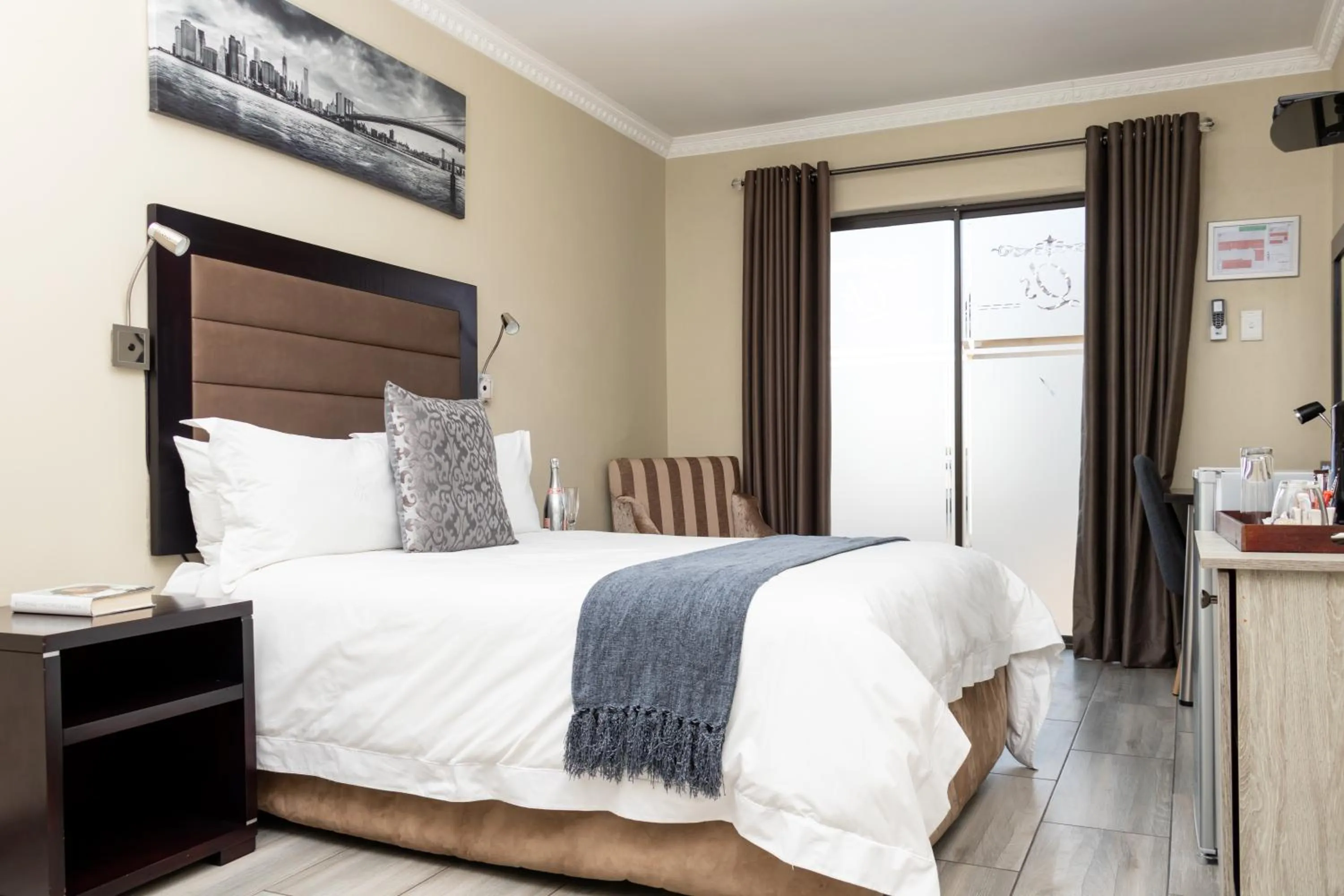 Property building, Bed in Q's Boutique Stay