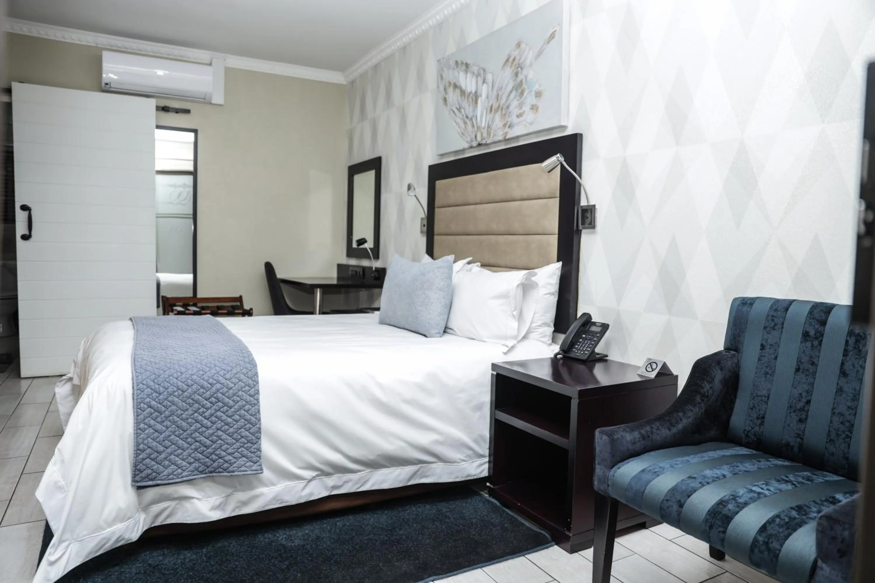 Bed in Q's Boutique Stay