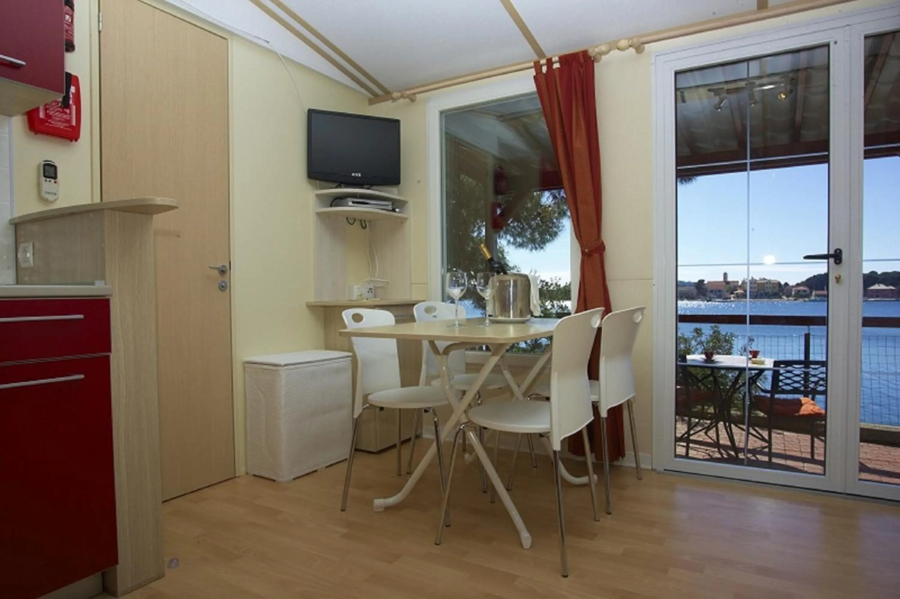 Two-Bedroom Bungalow with Terrace and Sea View in Pansion Zlatna ribica