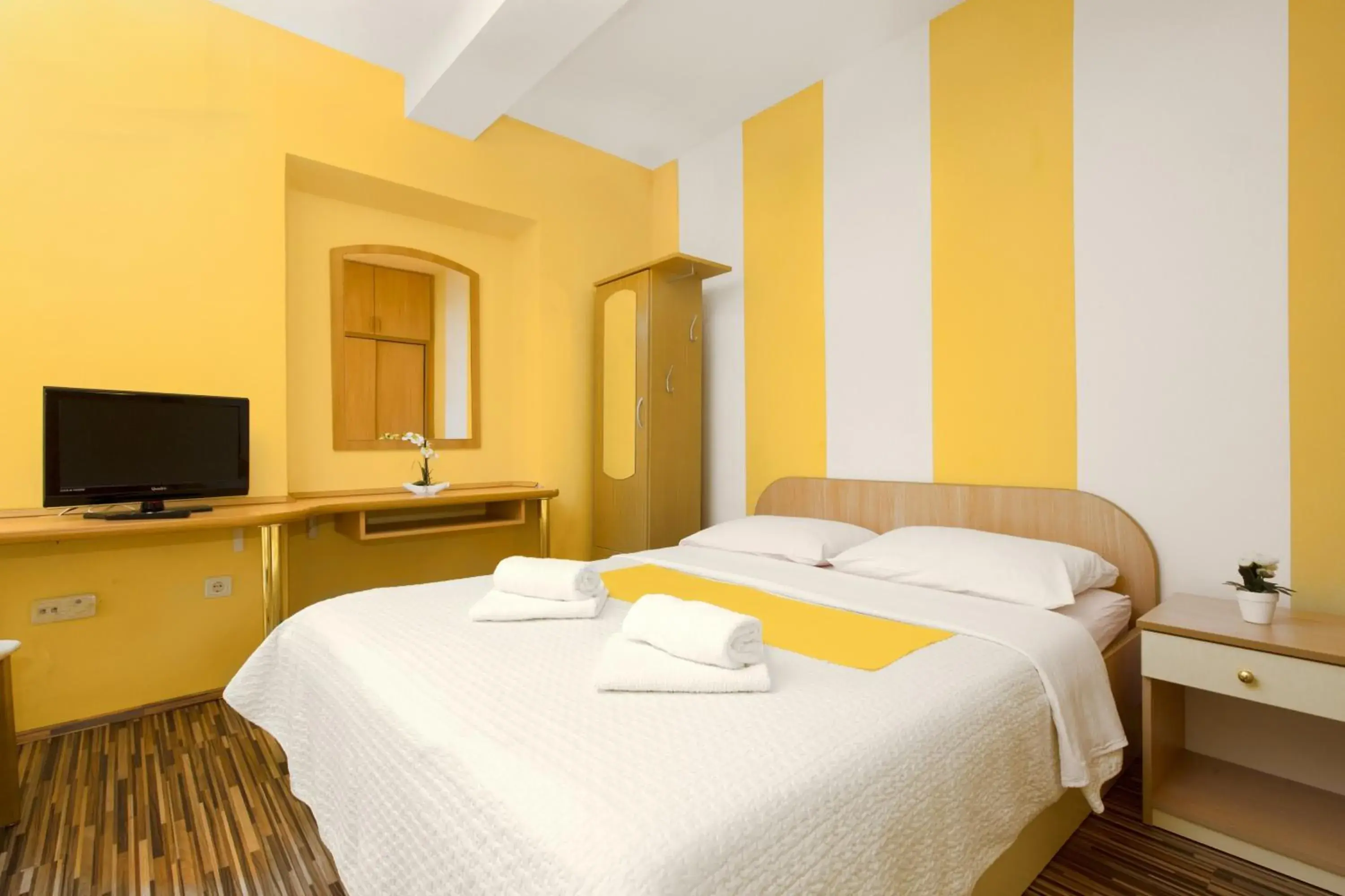 Triple Room with Balcony and Sea View in Pansion Zlatna ribica Triple Room with Balcony and Sea View in Pansion Zlatna ribica