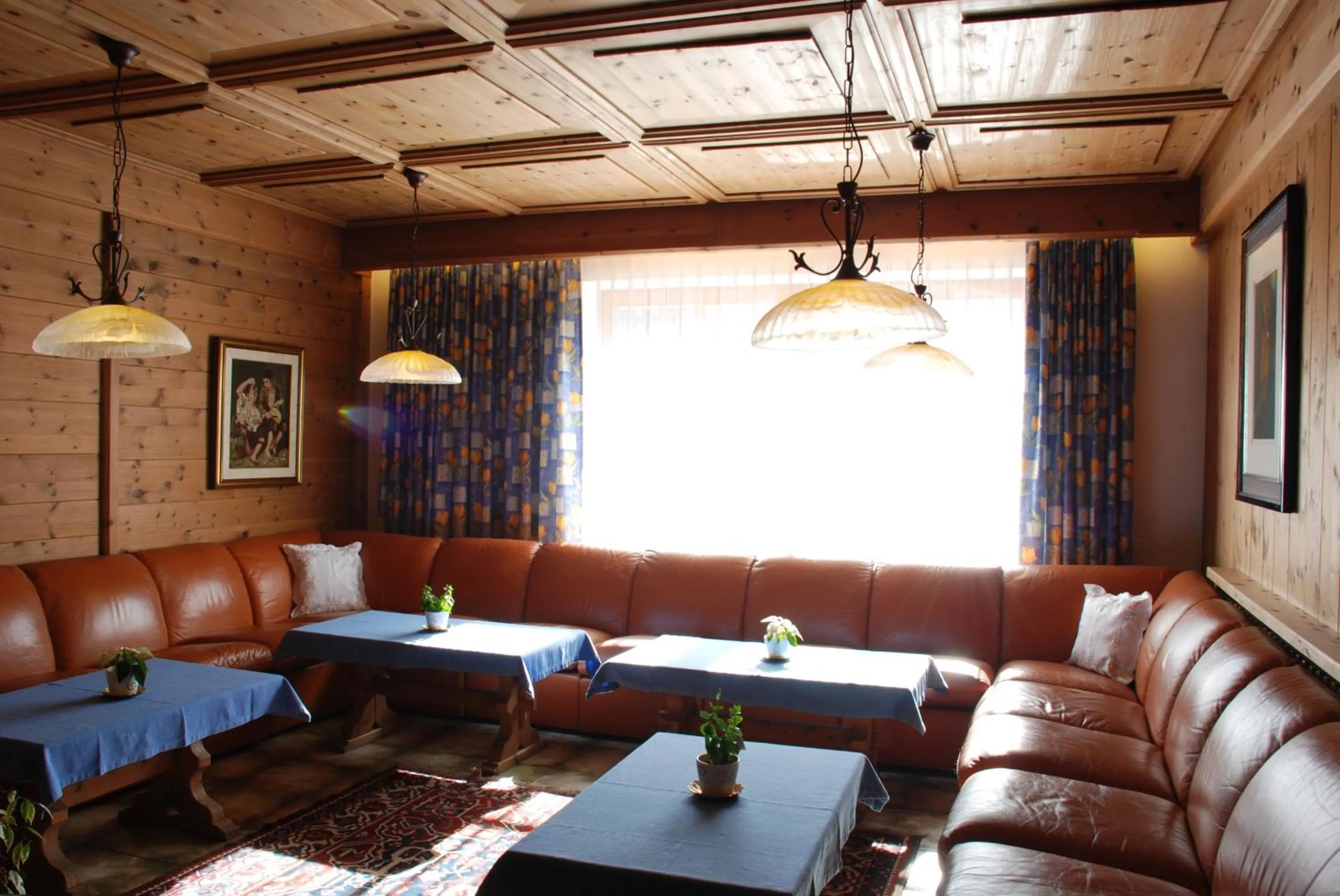 Communal lounge/ TV room in Garni Cristallo