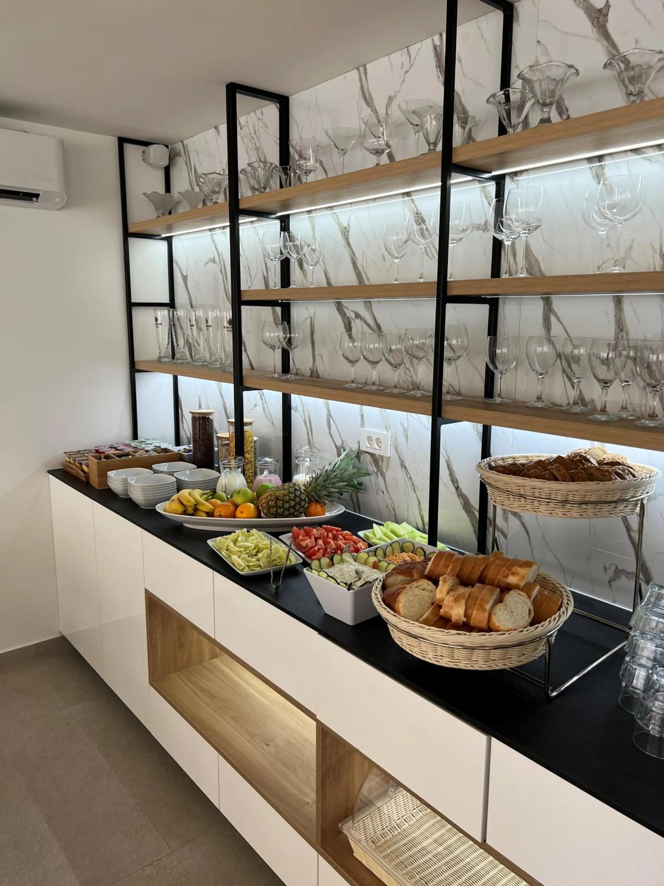 Restaurant/places to eat in Villa Malo More