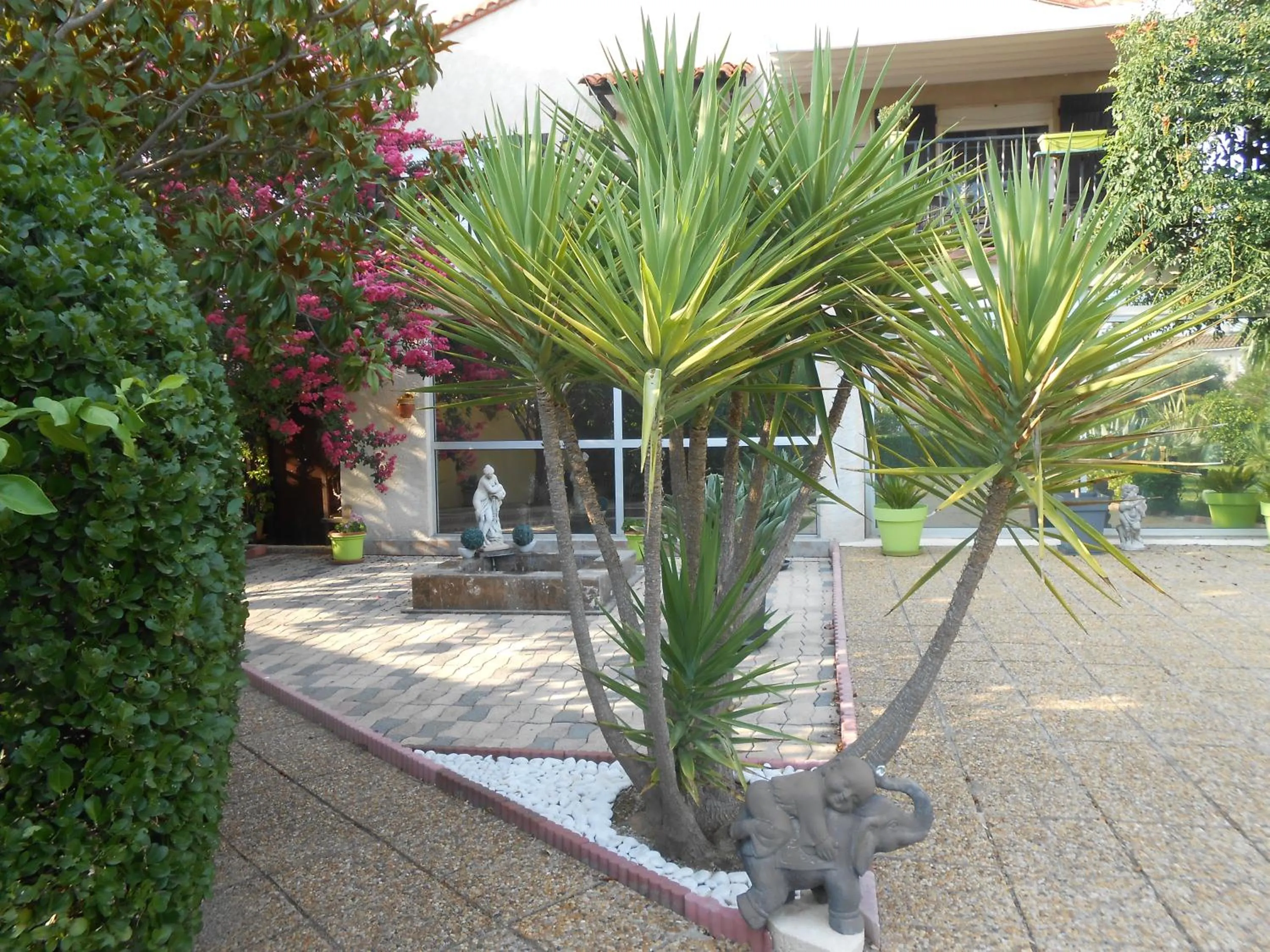 Property building in Maison Monica Exeptionnel-Jardin paysage ZEN