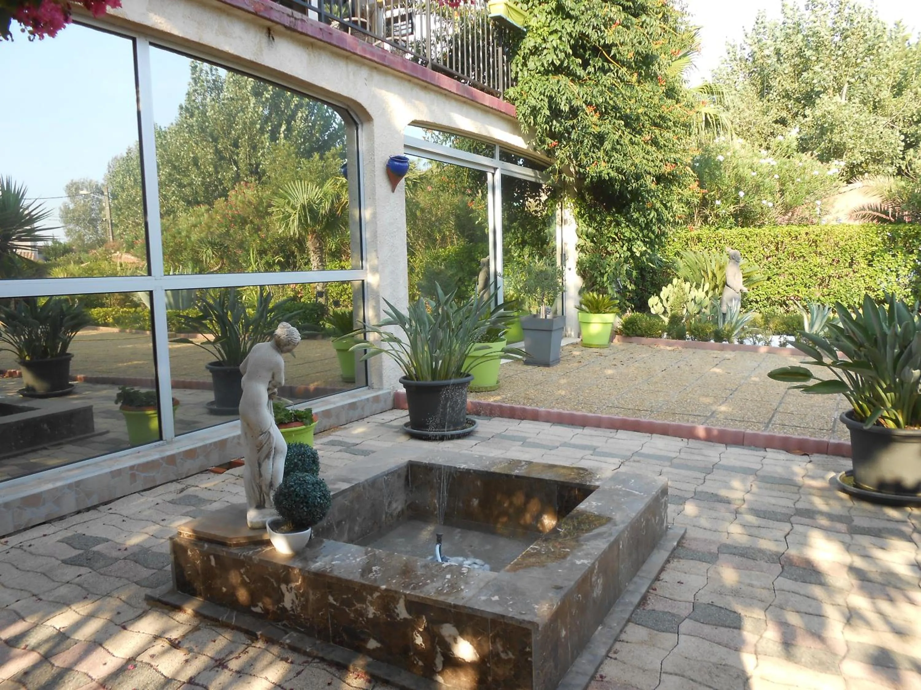 Property building in Maison Monica Exeptionnel-Jardin paysage ZEN