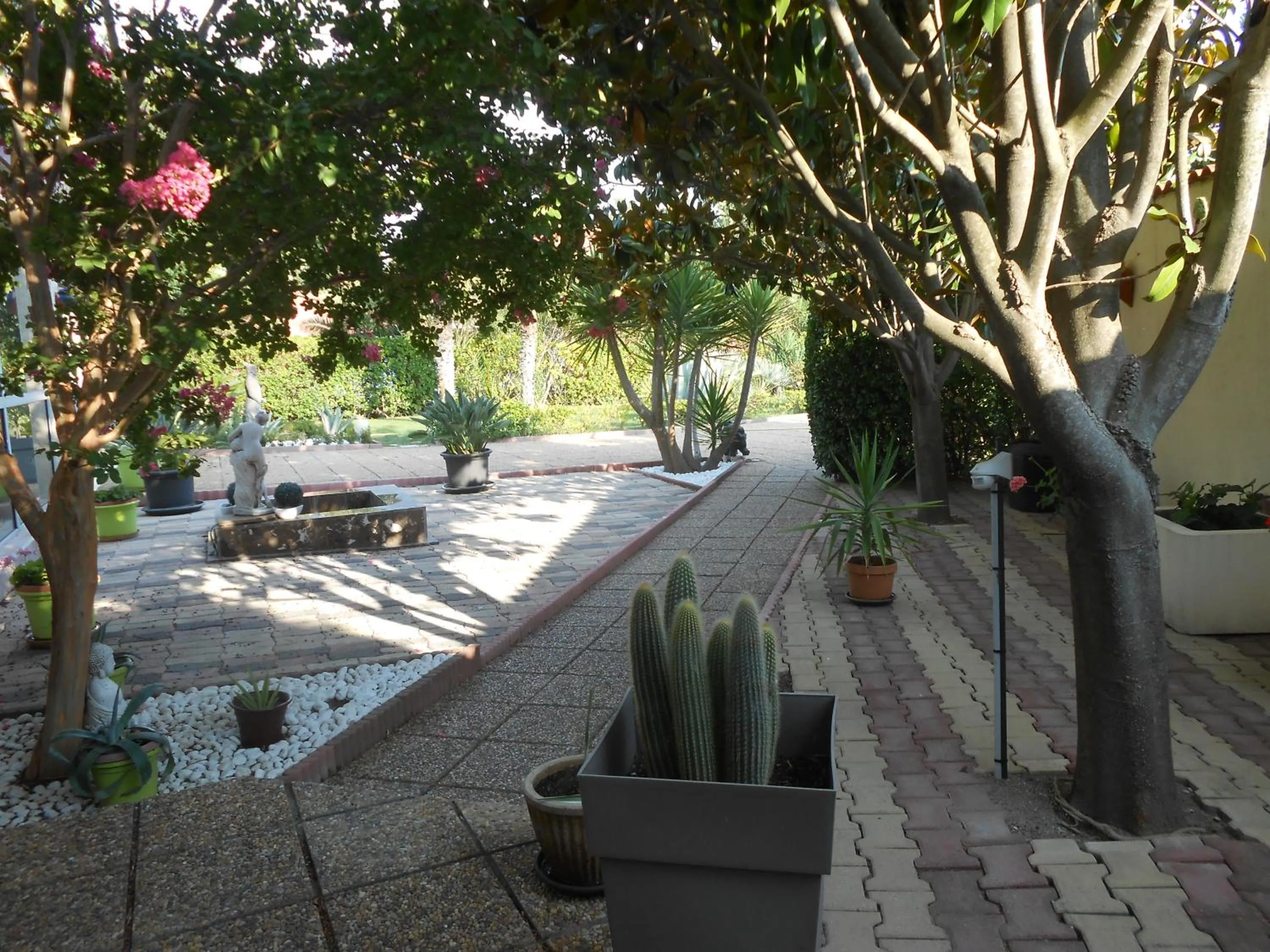 Property building in Maison Monica Exeptionnel-Jardin paysage ZEN